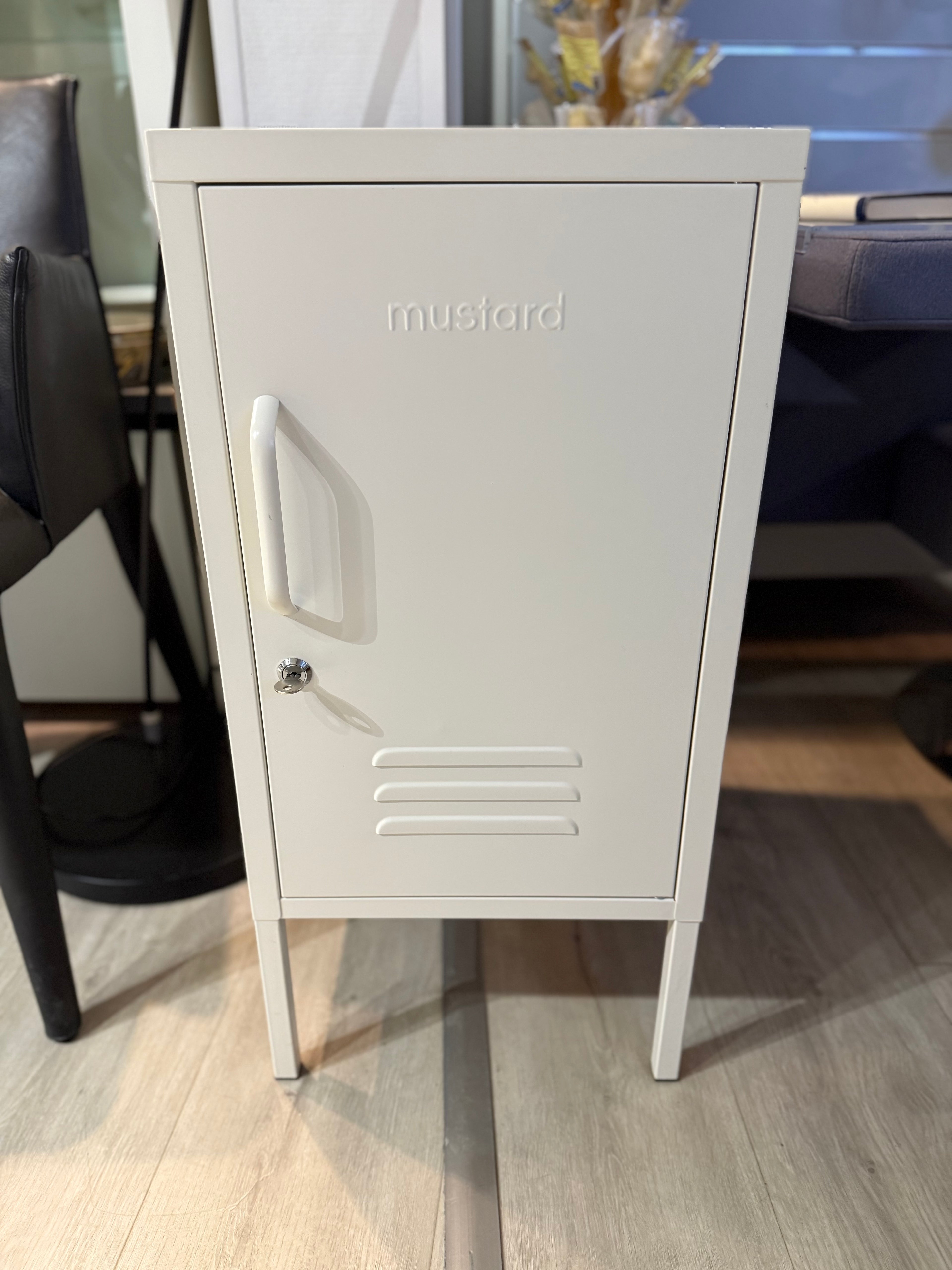 Mustard Made, peltikaappi