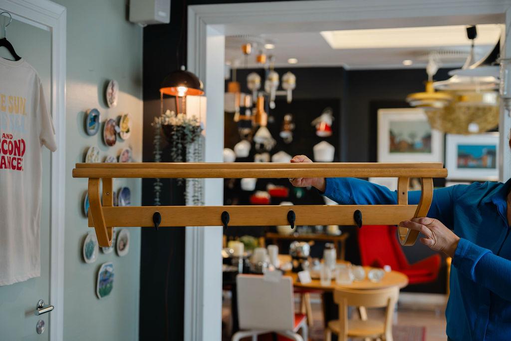 Artek 109C -seinänaulakko ja hattuhylly, koivu