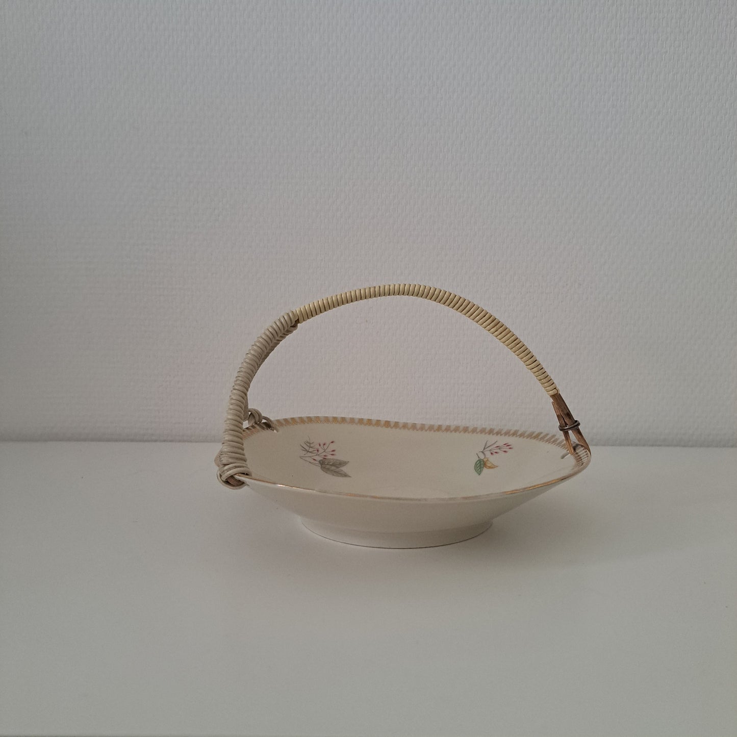 Vintage tarjoiluastia muovitetulla kantokahvalla