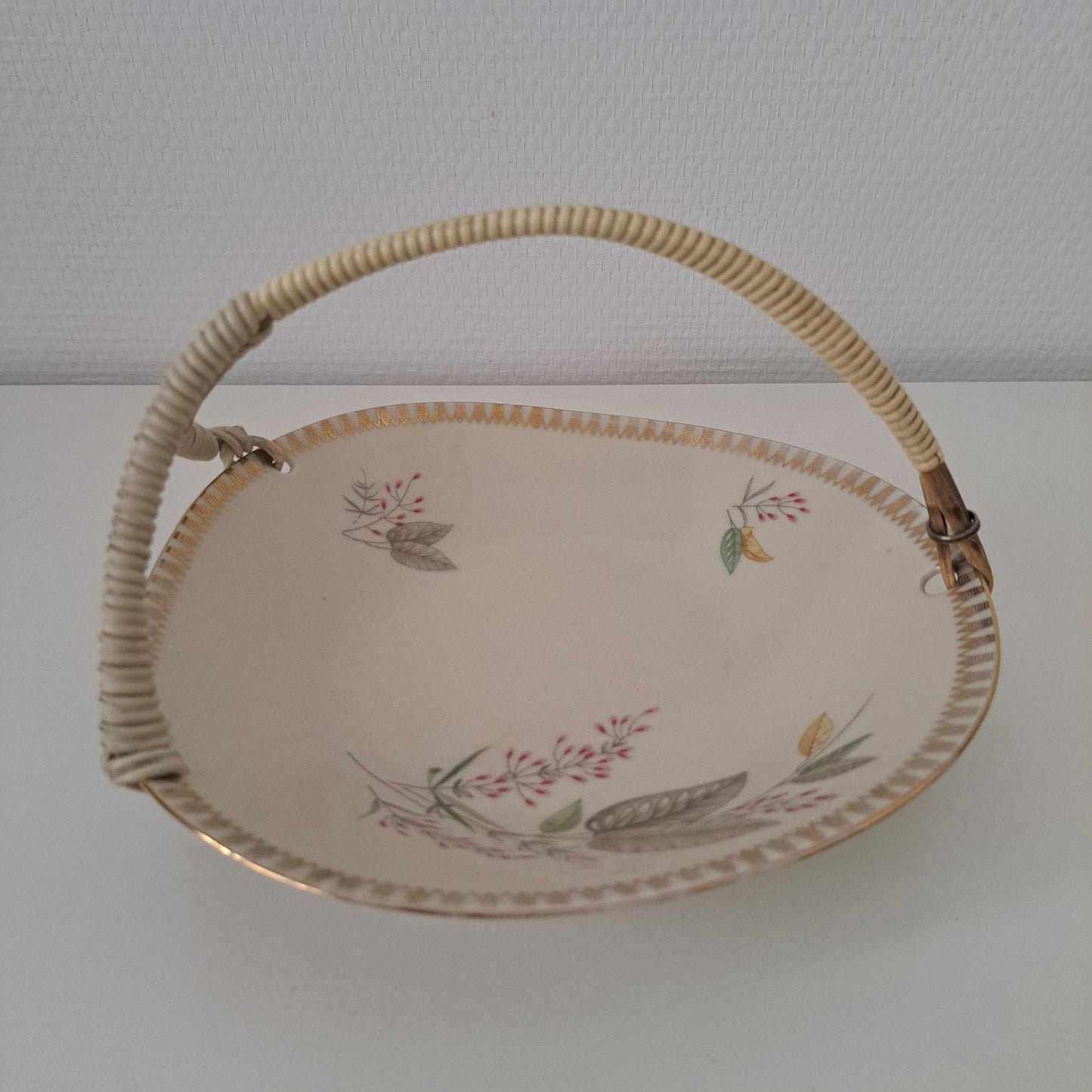 Vintage tarjoiluastia muovitetulla kantokahvalla
