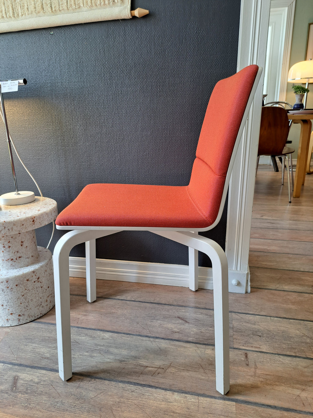 Artek Lento-tuoli, punainen tekstiiliverhoilu, Harri Koskinen, 2012