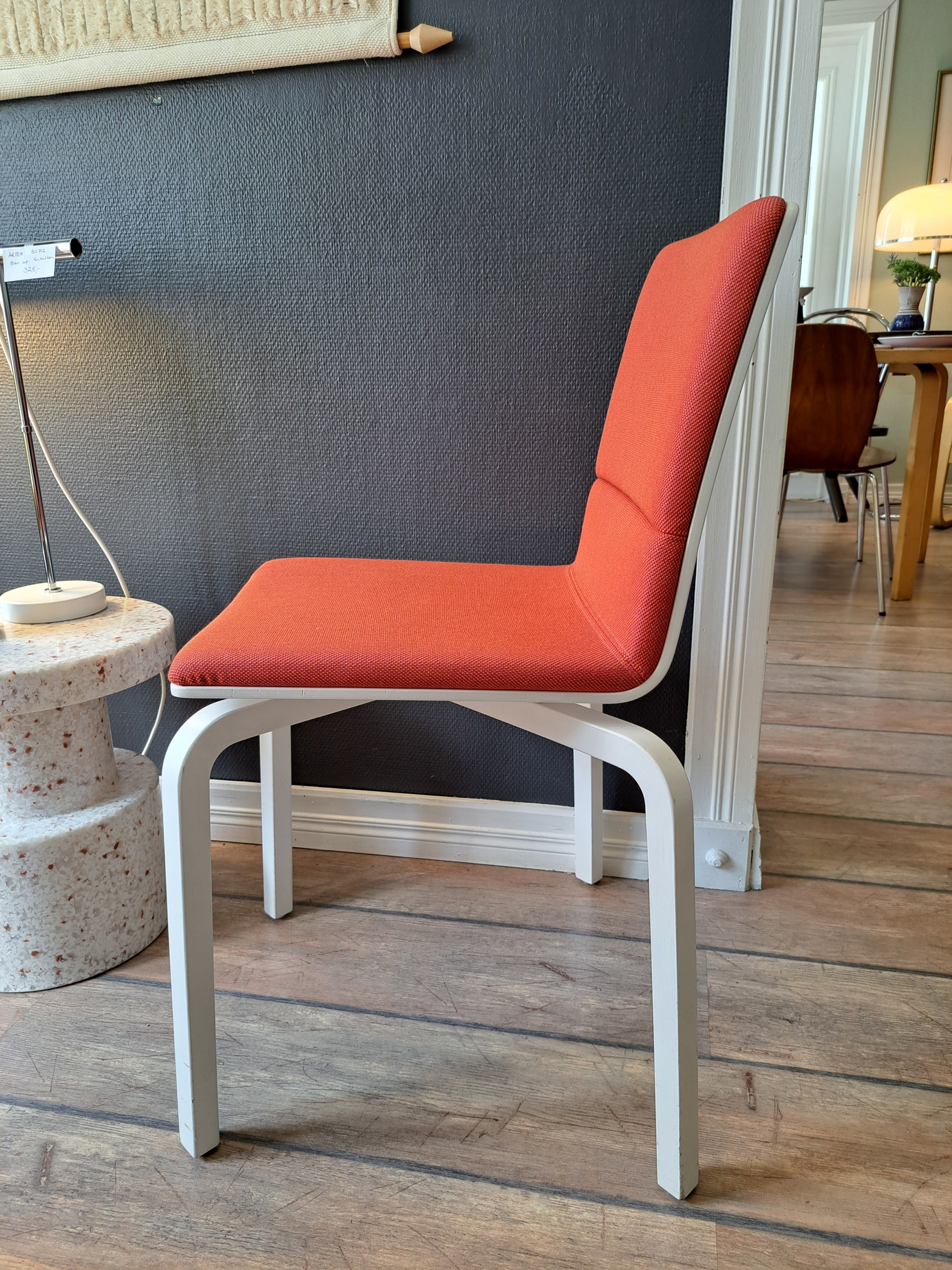Artek Lento-tuoli, punainen tekstiiliverhoilu, Harri Koskinen, 2012