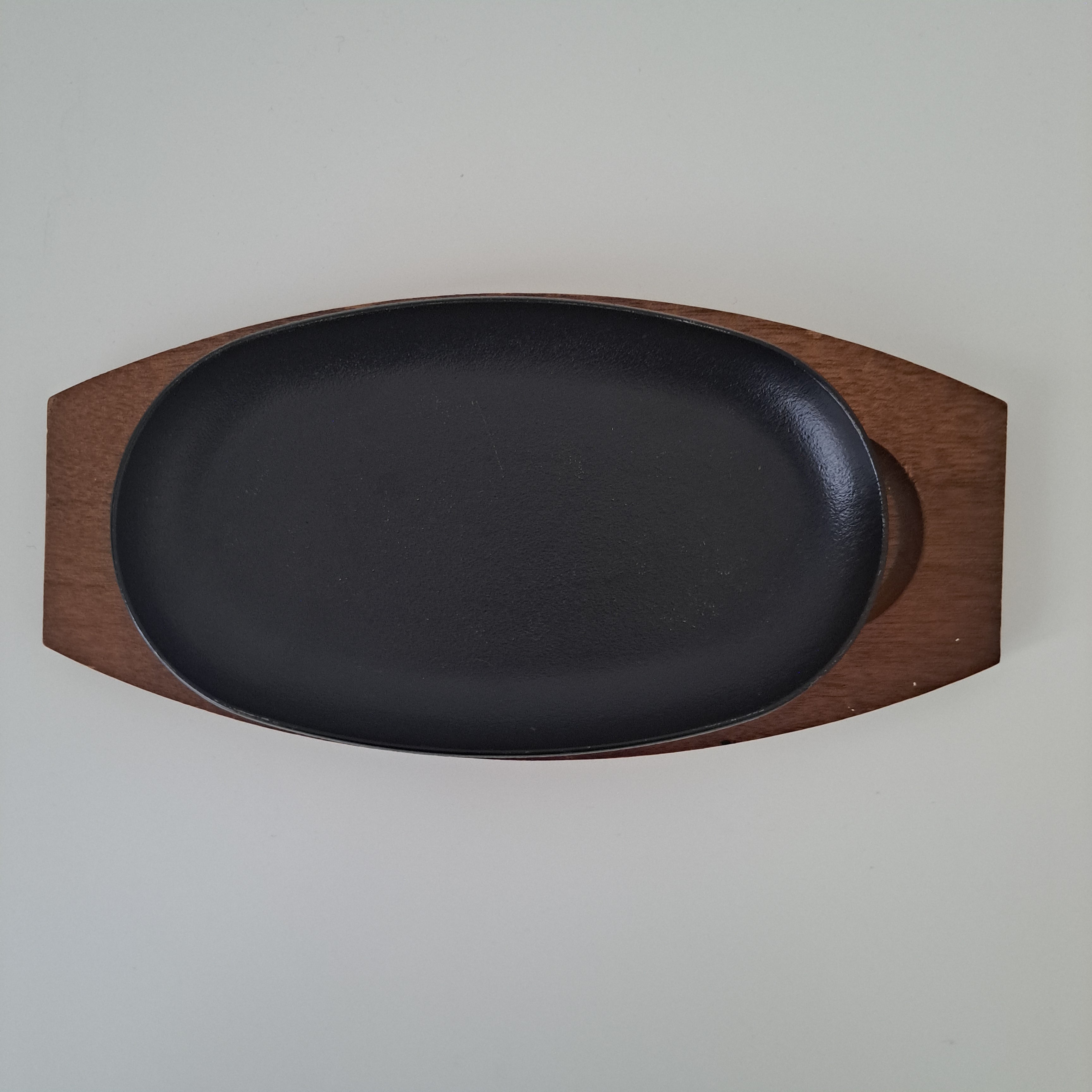 Valurautapannu teak-tarjottimella