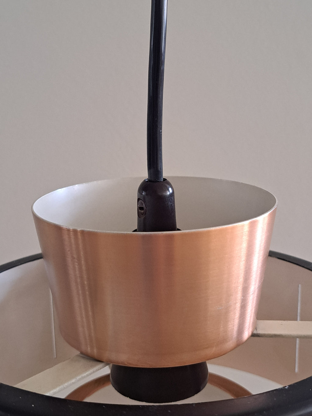Vintage-riippuvalaisin, musta ja kuparinvärinen metalli