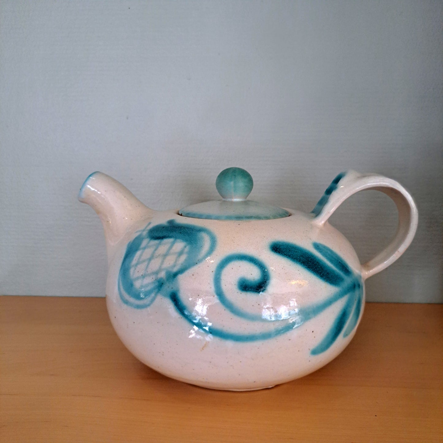 Kupittaan savi, teekannu, vihreä kuvio