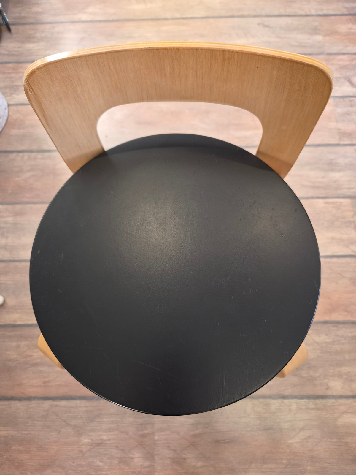 Artek K65 -työtuoli ja baarijakkara, koivu ja musta linoleumi