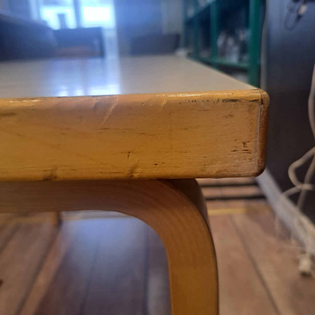 Artek, Aalto pöytä 80A, valkoinen lami, 1990-luku