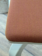 Artek Lento-tuoli, viininpunainen tekstiiliverhoilu, Harri Koskinen, 2012