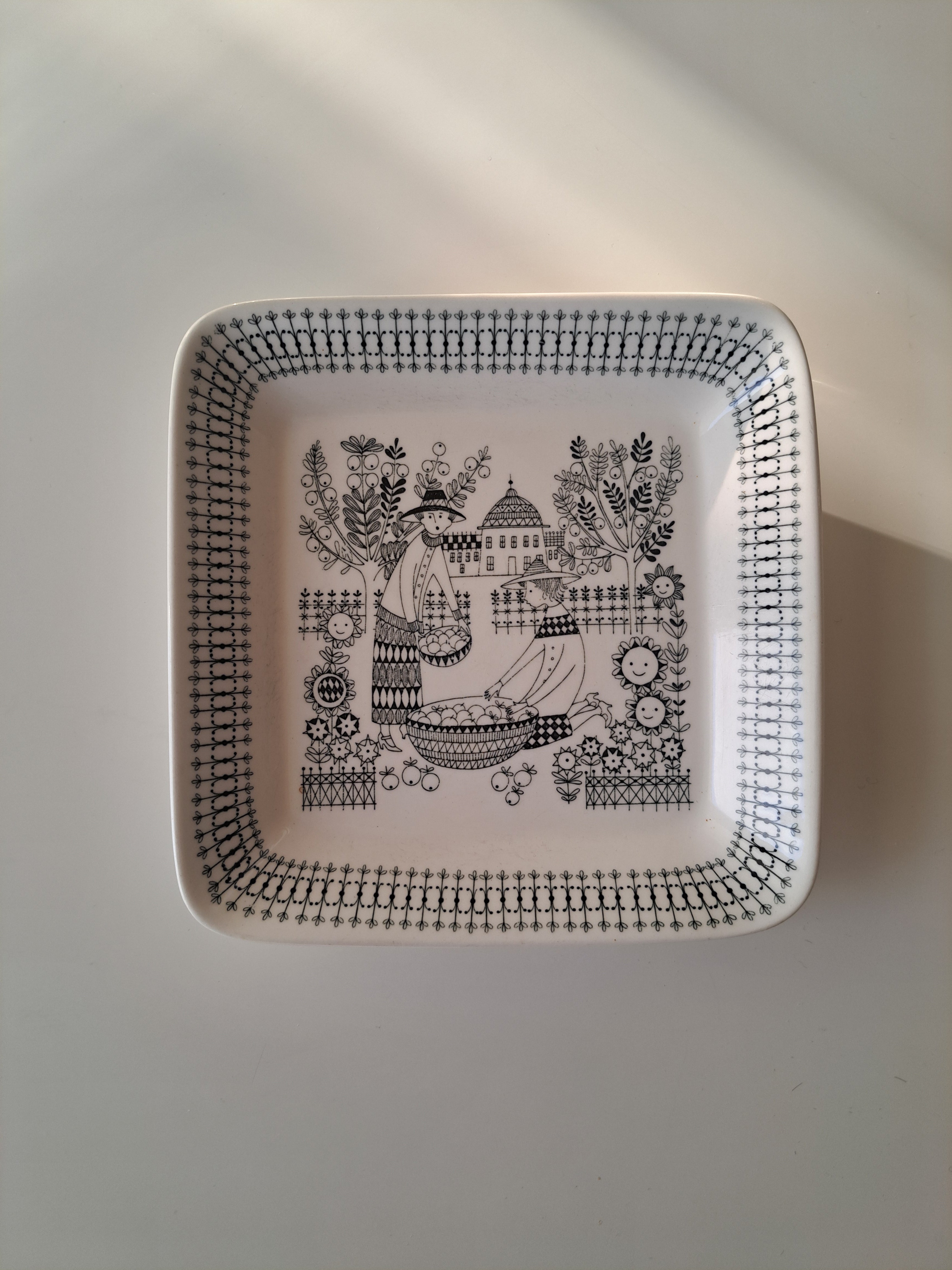 Arabia,Emilia, Sadonkorjuu tarjoiluastia