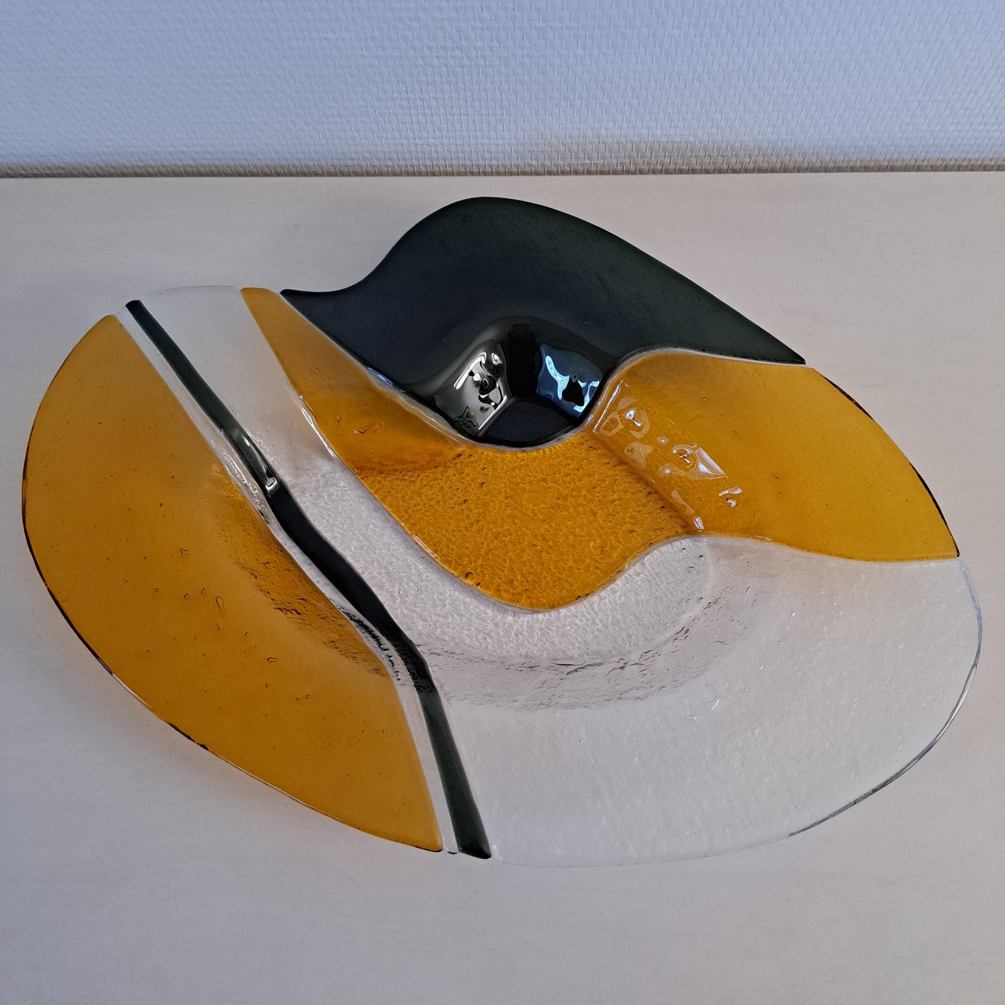 Lasilautanen, kelta-musta