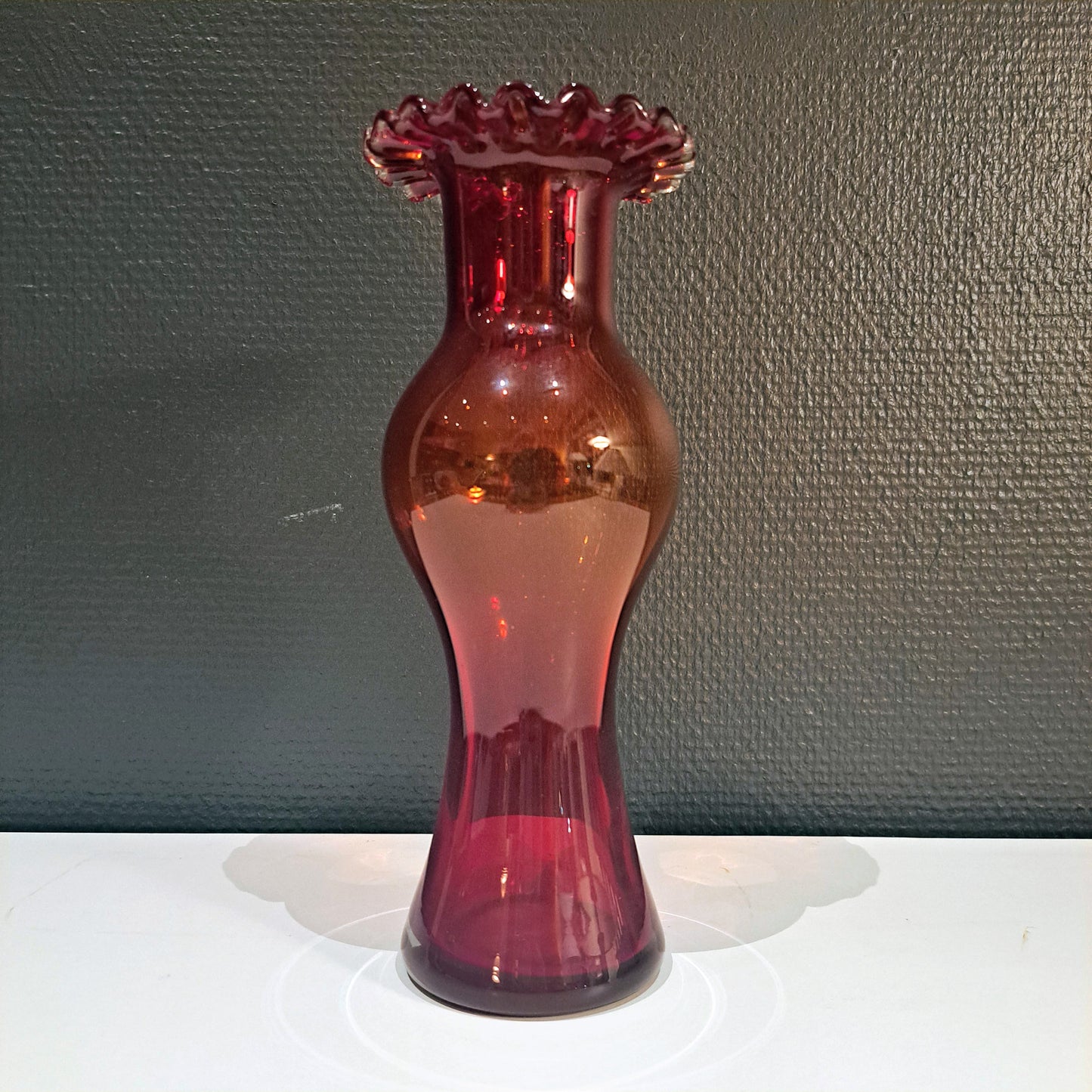 Punainen maljakko, vintage