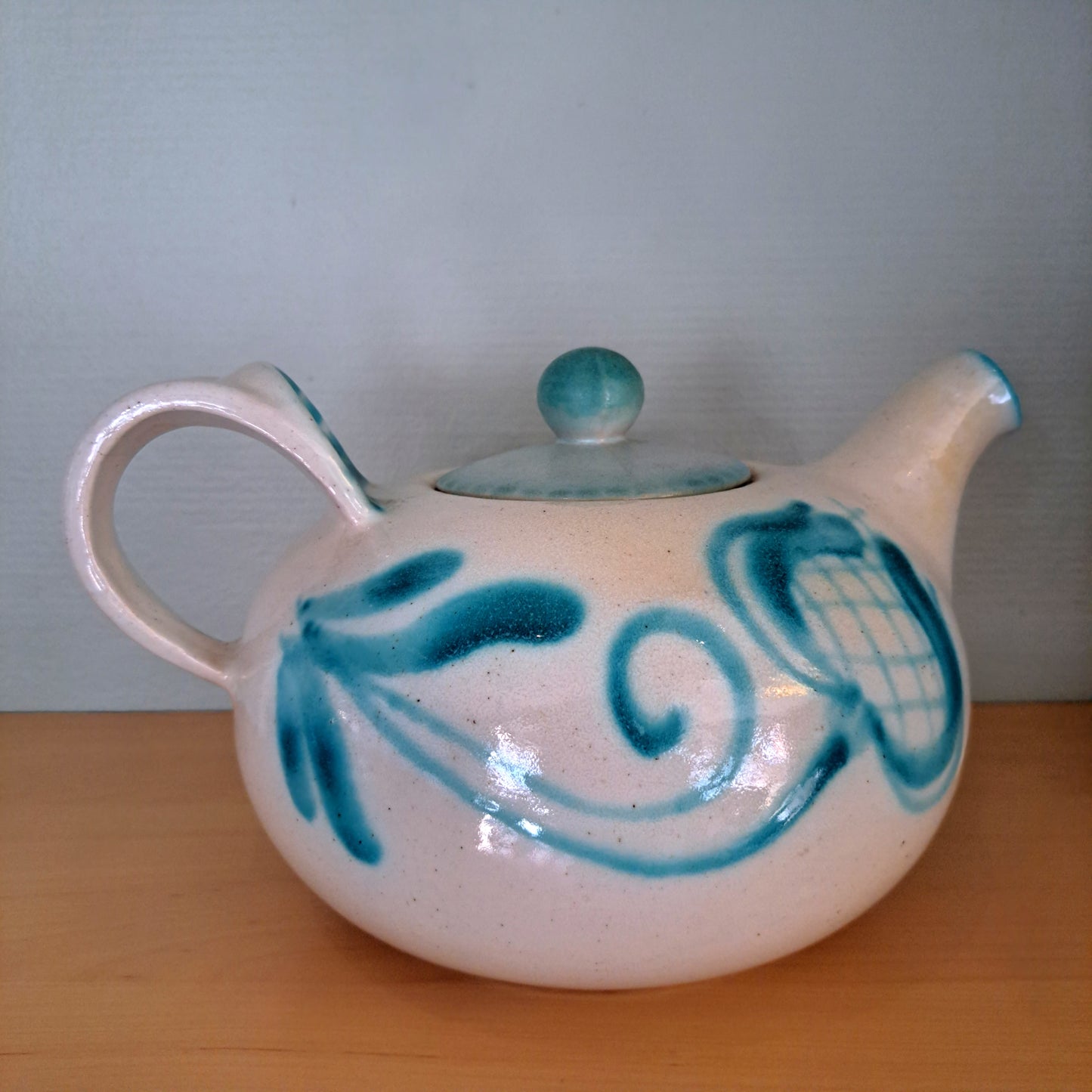 Kupittaan savi, teekannu, vihreä kuvio