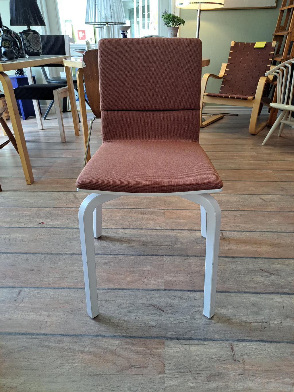 Artek Lento-tuoli, viininpunainen tekstiiliverhoilu, Harri Koskinen, 2012