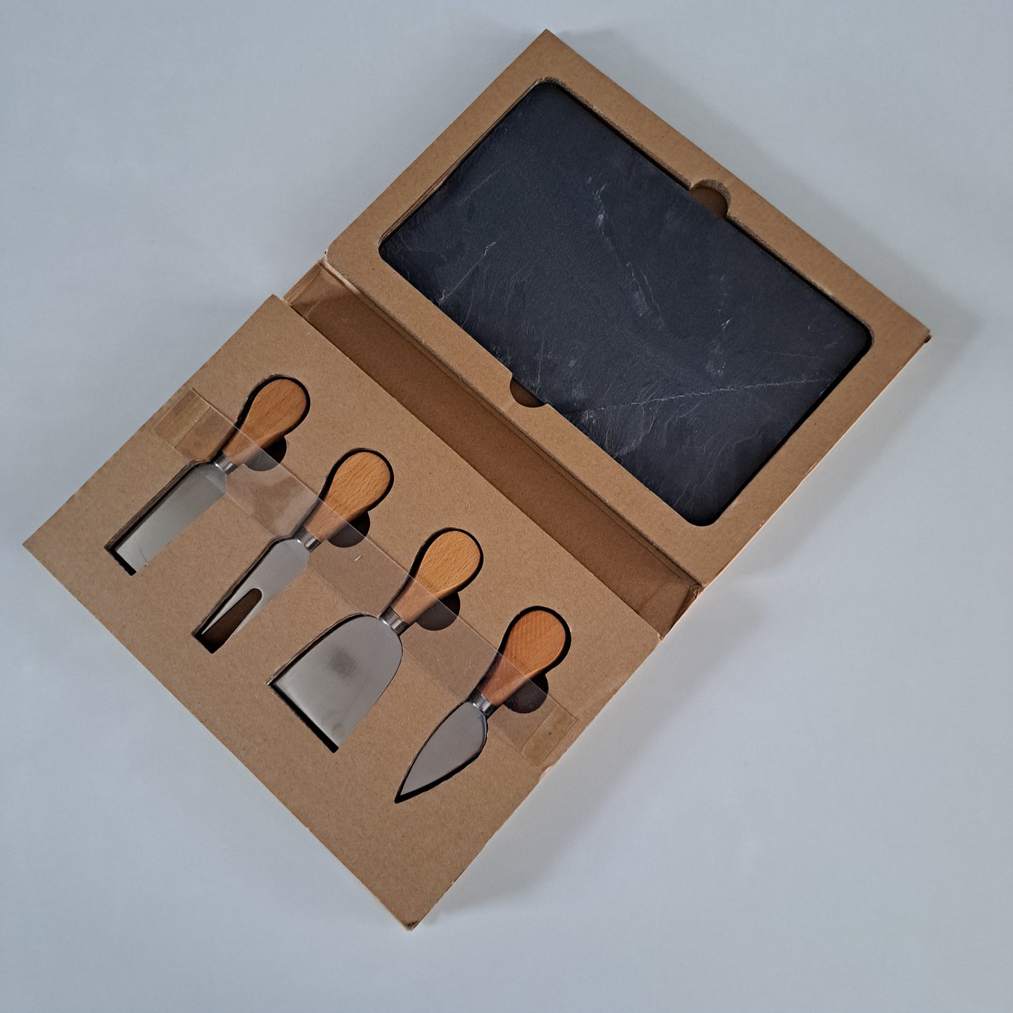 Liuskekivialusta ja juustoveitset