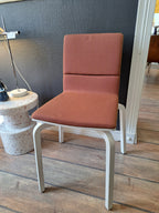 Artek Lento-tuoli, viininpunainen tekstiiliverhoilu, Harri Koskinen, 2012