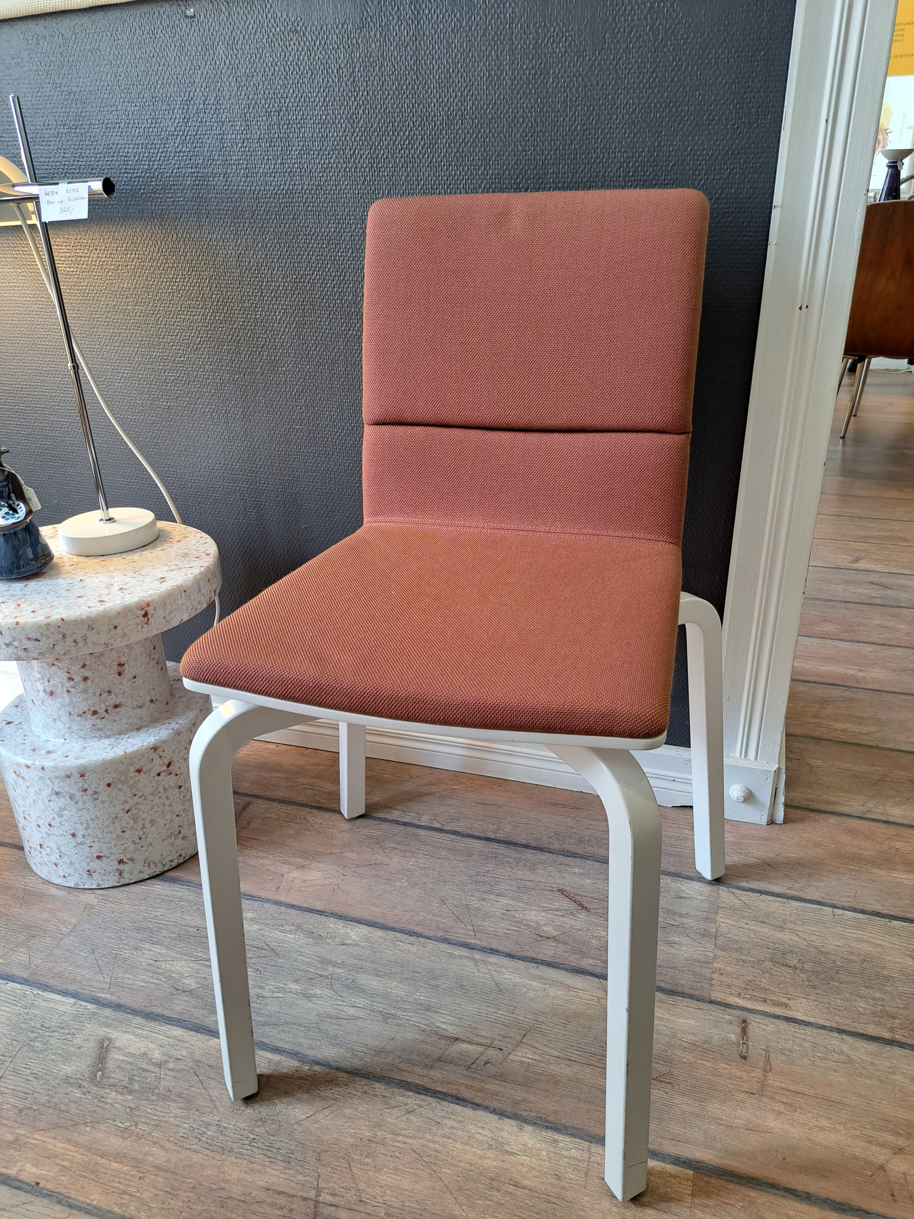 Artek Lento-tuoli, viininpunainen tekstiiliverhoilu, Harri Koskinen, 2012