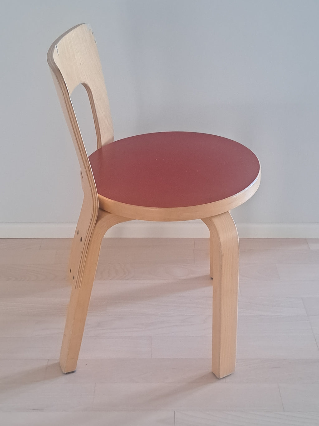 Artek N65 -lastentuoli, punainen