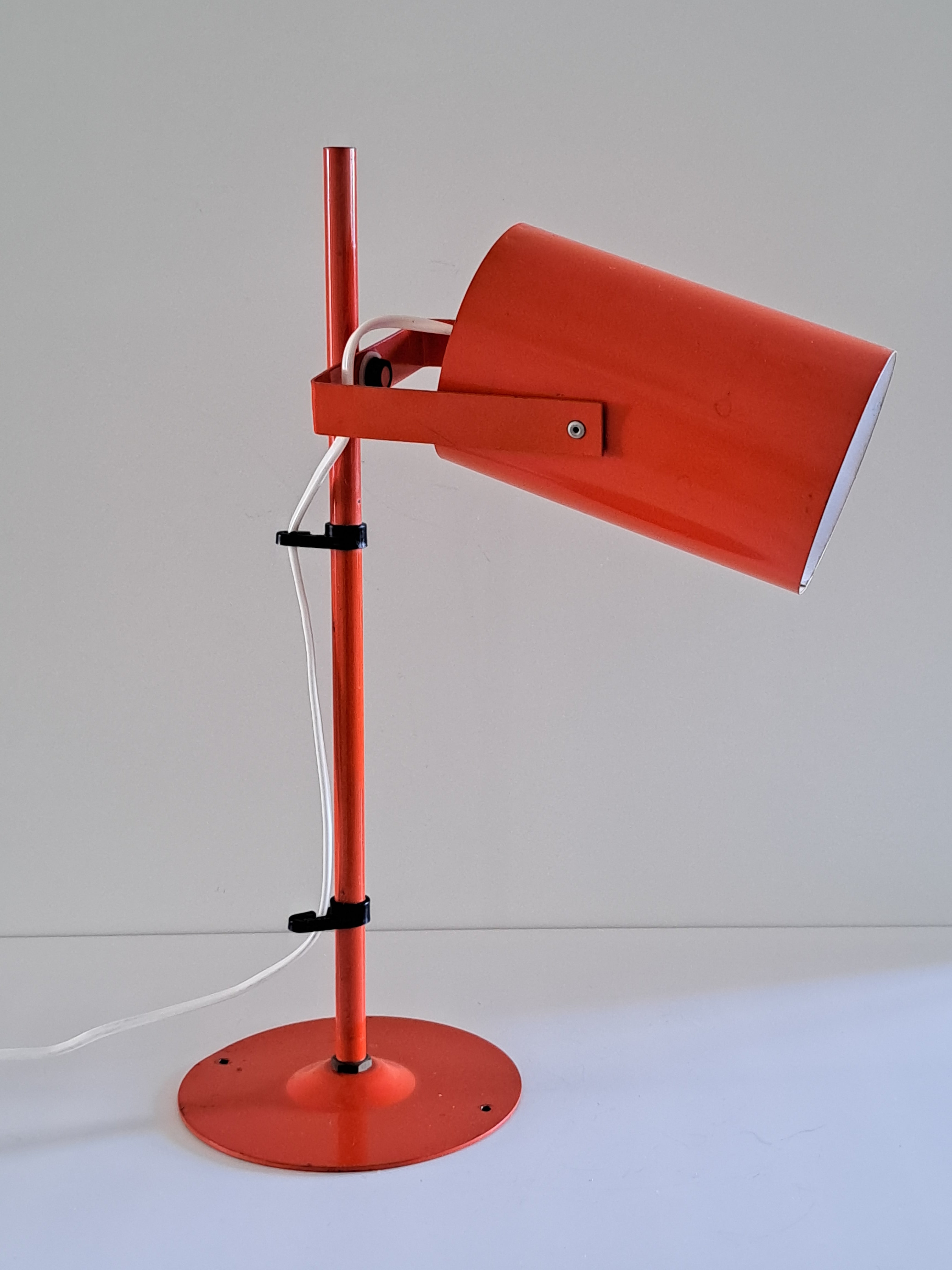 Lival-pöytävalaisin, oranssinpunainen