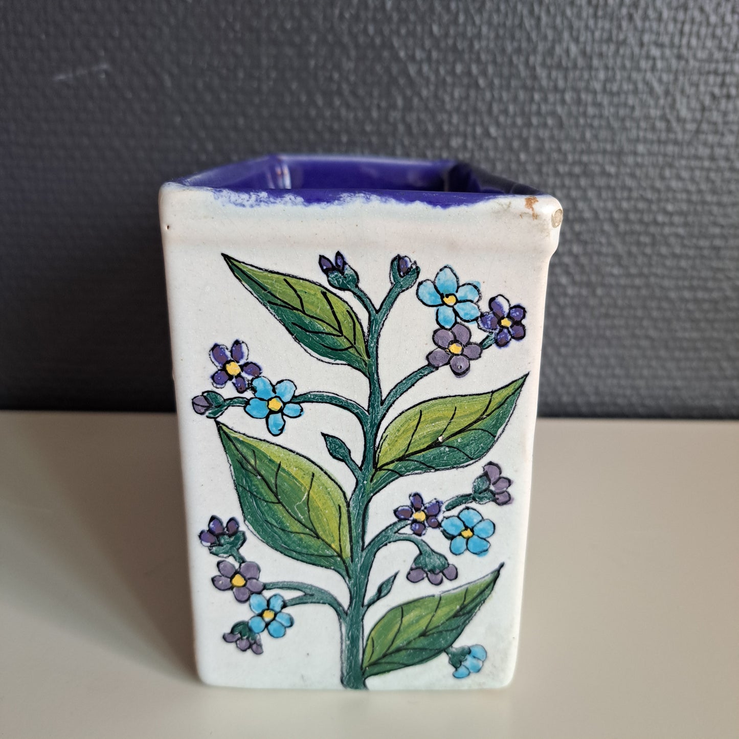 Kupittaan savi, seinämaljakko, kukkakuvio