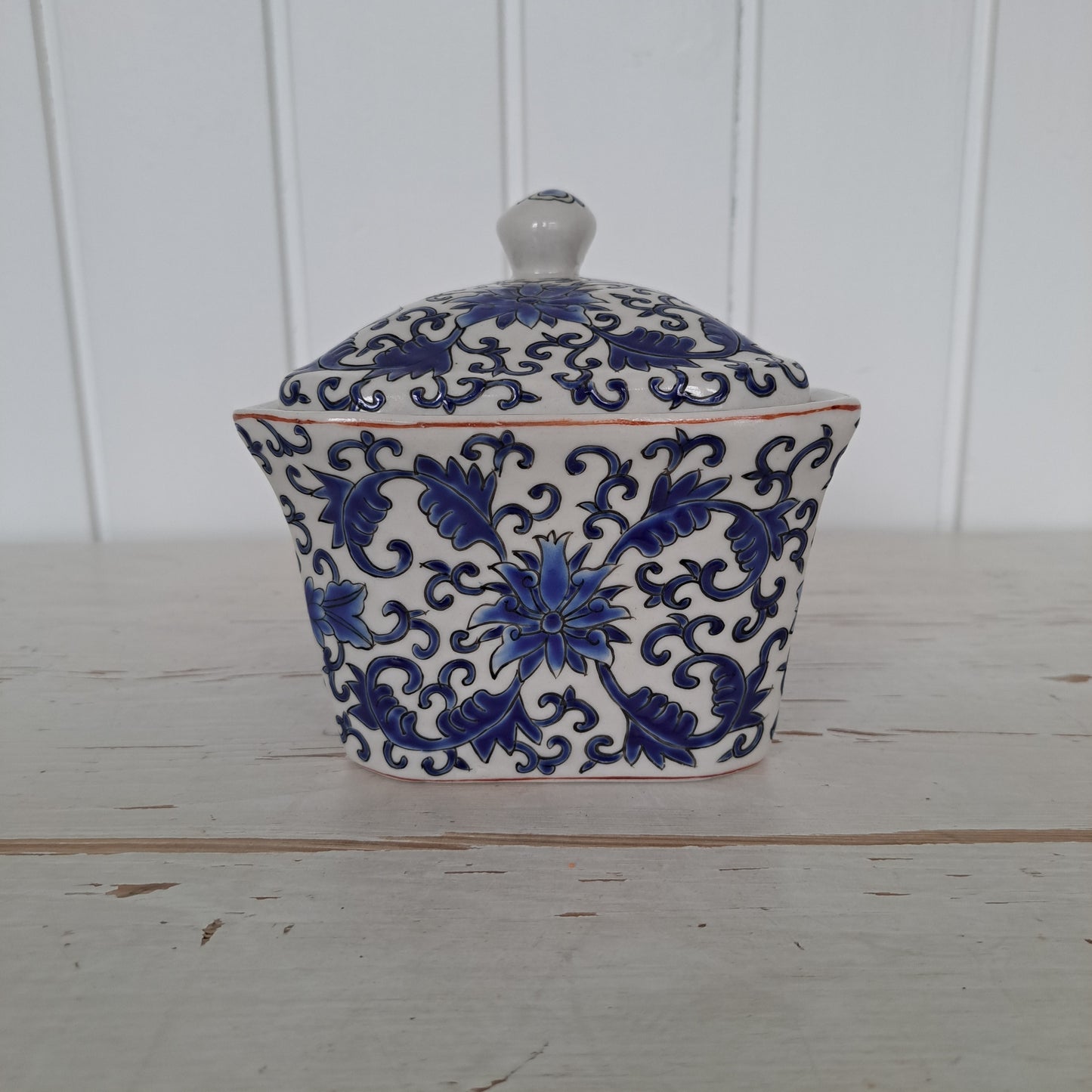 Sinisävyinen, kannellinen säilytyspurkki