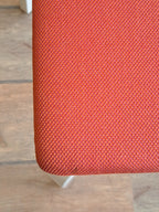Artek Lento-tuoli, punainen tekstiiliverhoilu, Harri Koskinen, 2012