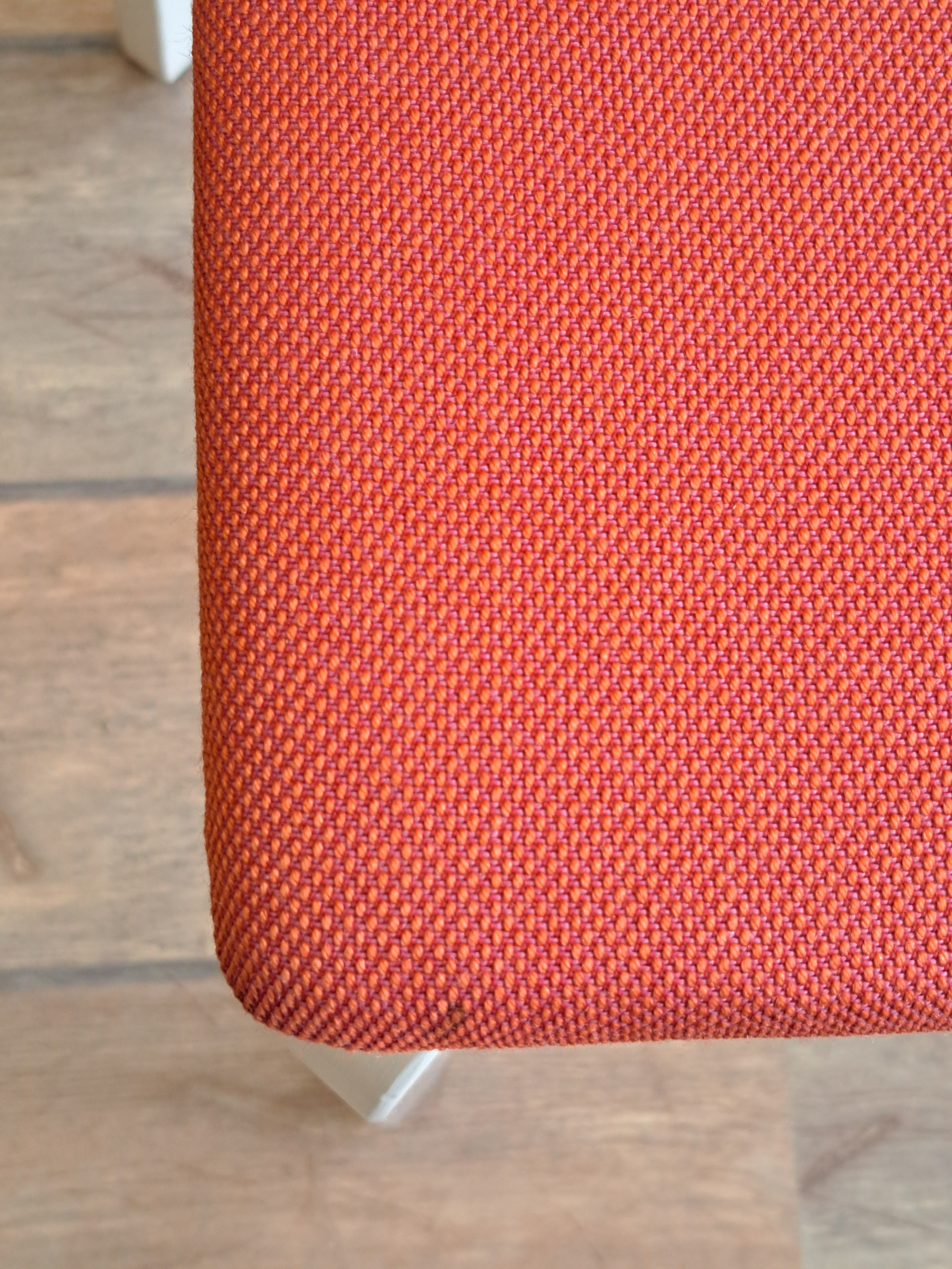 Artek Lento-tuoli, punainen tekstiiliverhoilu, Harri Koskinen, 2012