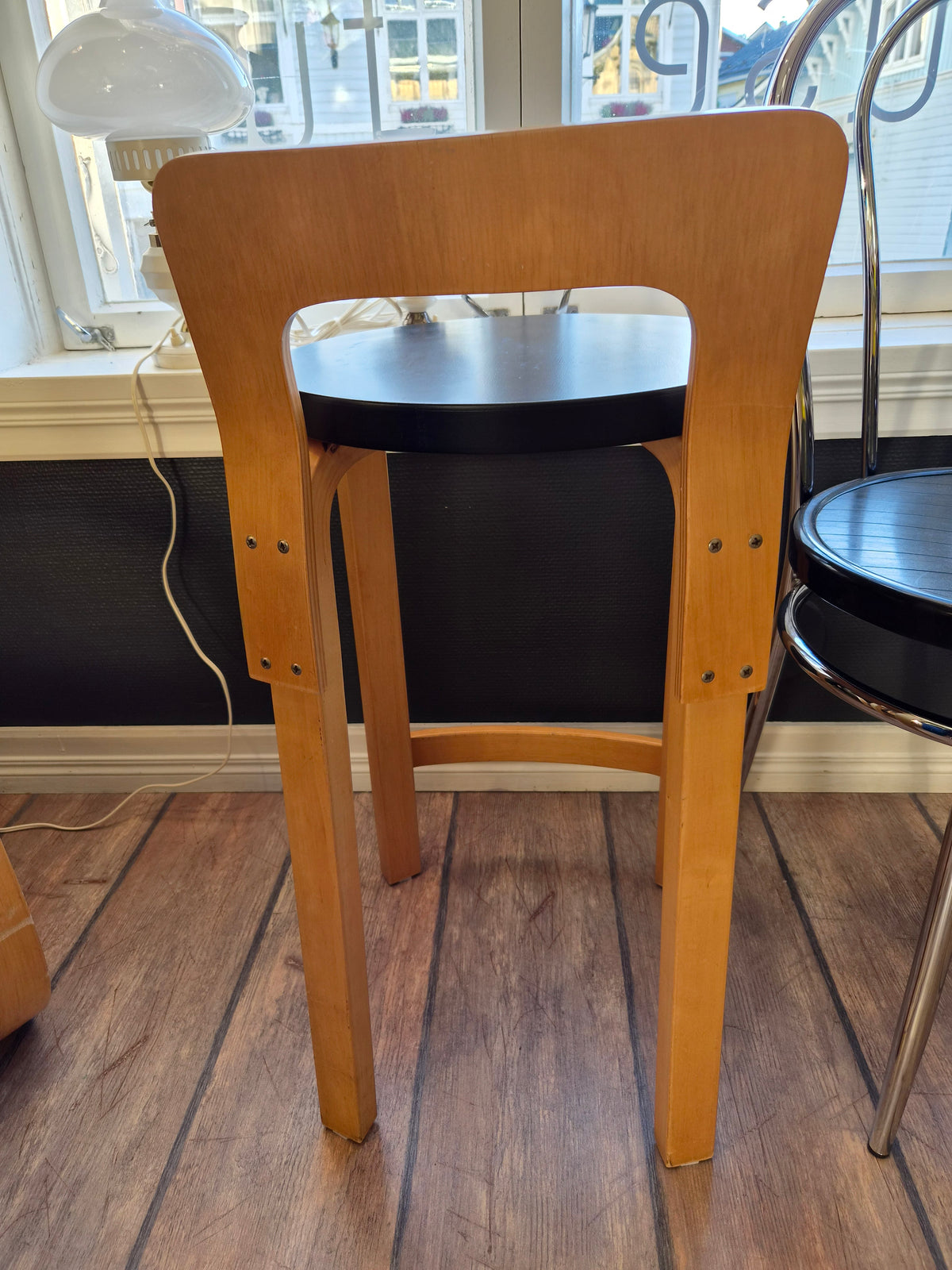 Artek K65 -työtuoli ja baarijakkara, koivu ja musta linoleumi