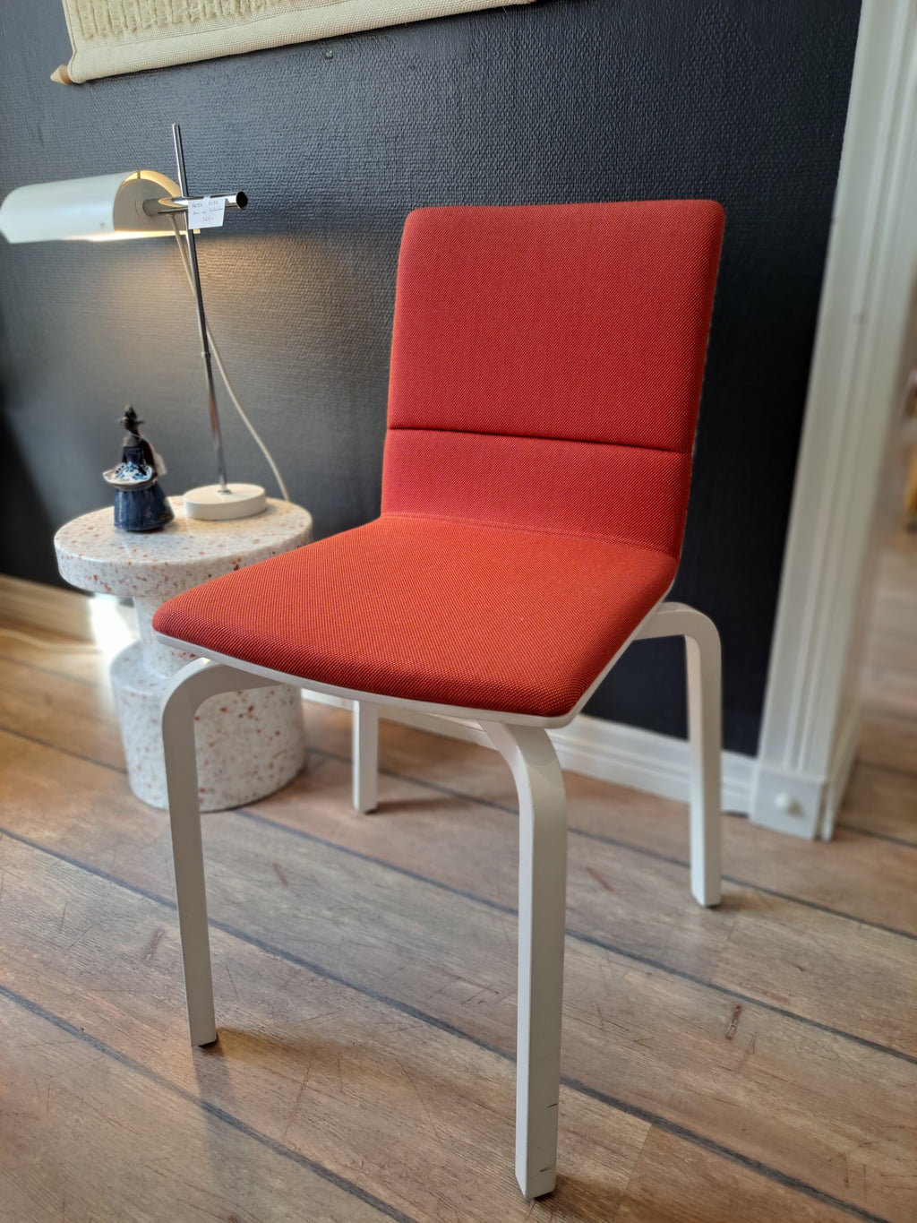 Artek Lento-tuoli, punainen tekstiiliverhoilu, Harri Koskinen, 2012