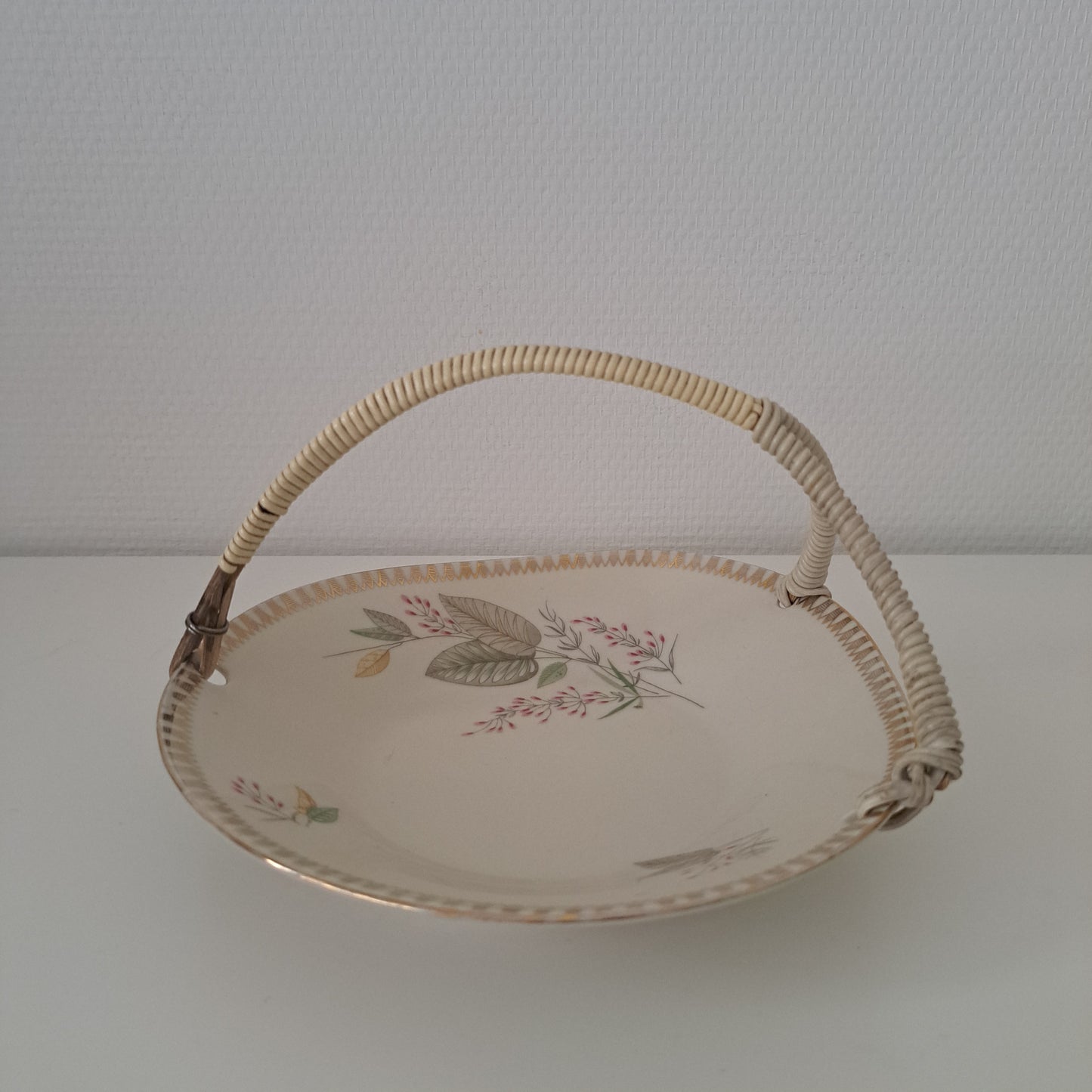 Vintage tarjoiluastia muovitetulla kantokahvalla