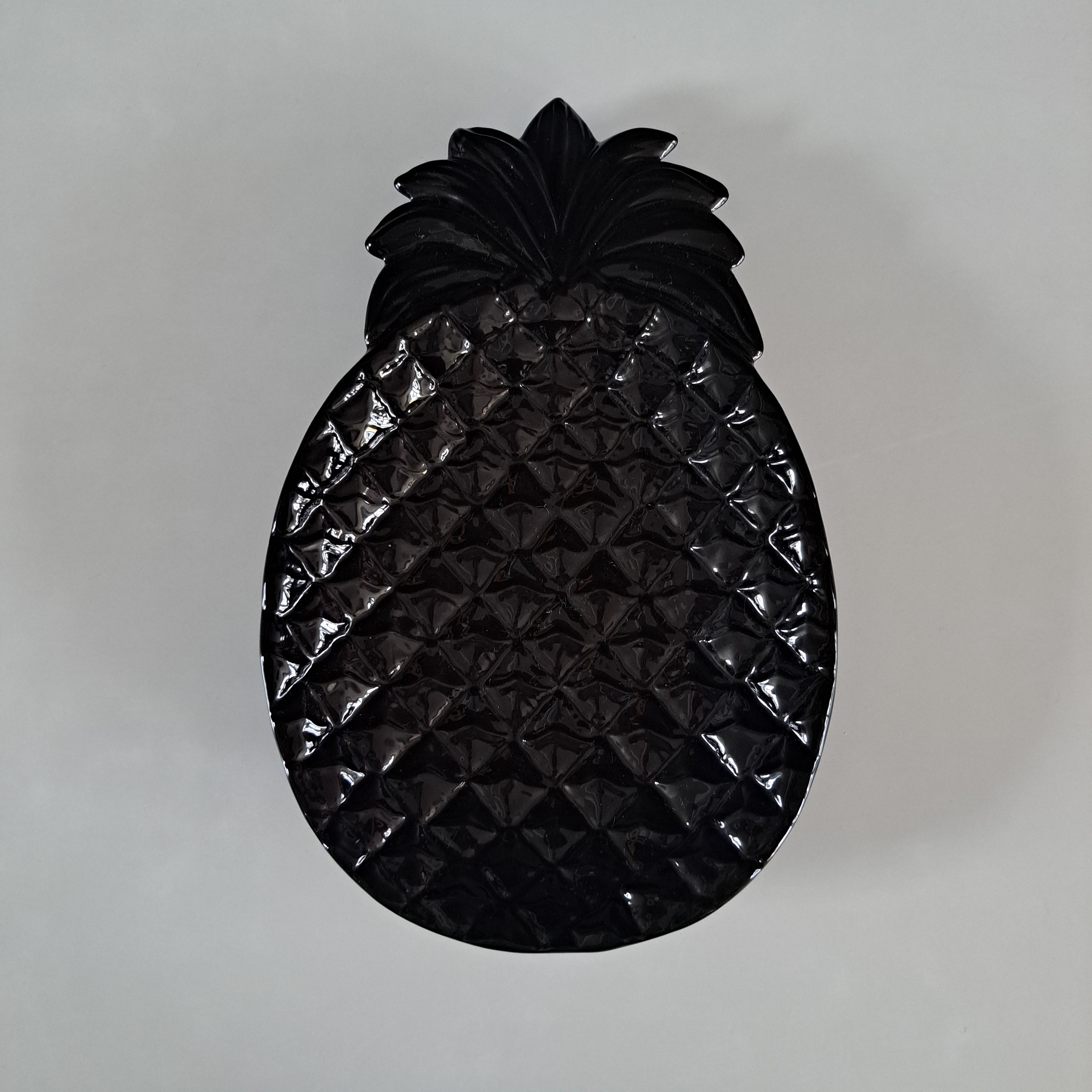 Ananas-tarjoiluastia