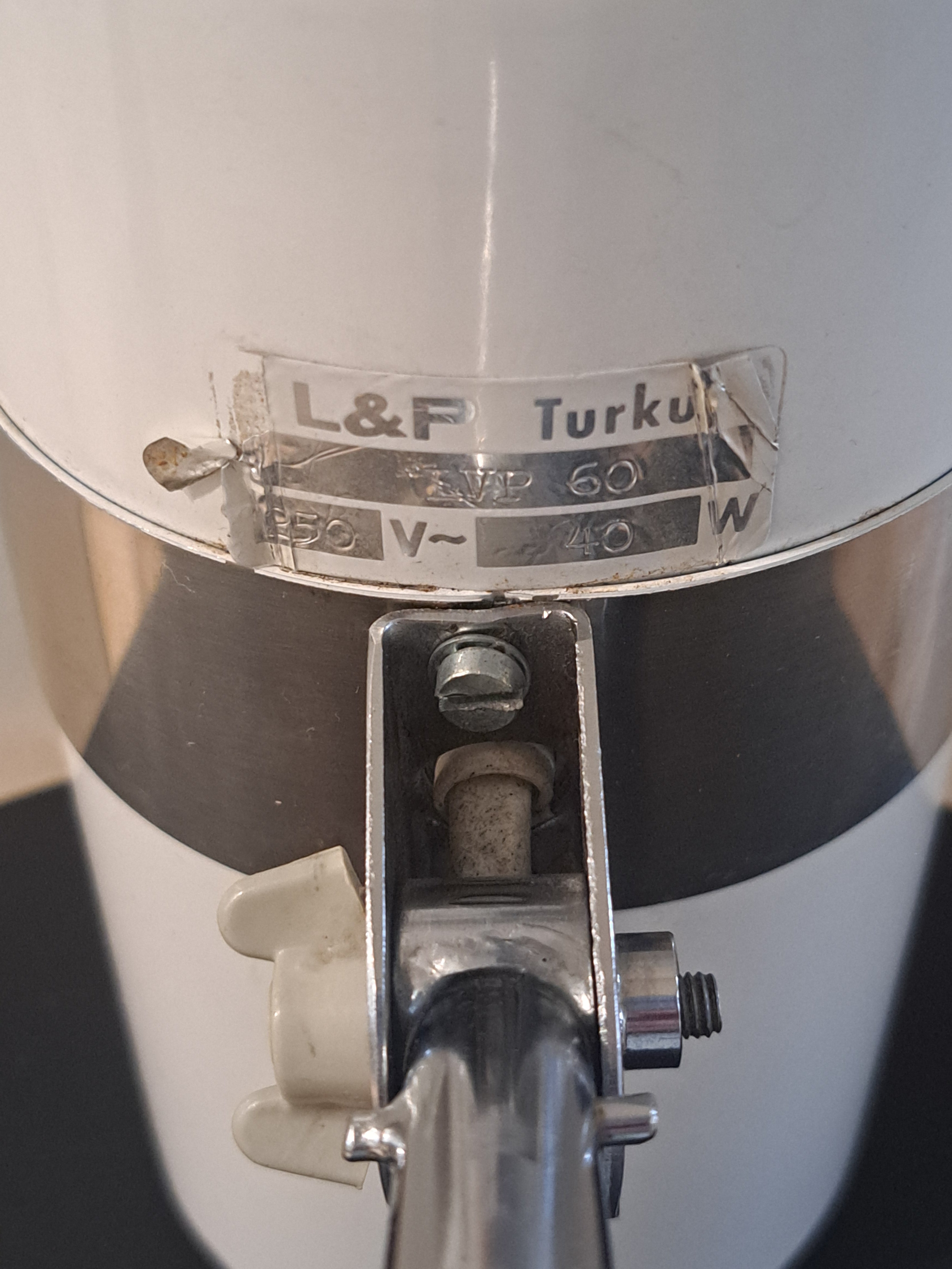 L & P Turku, pöytävalaisin, EVP60, valkoinen