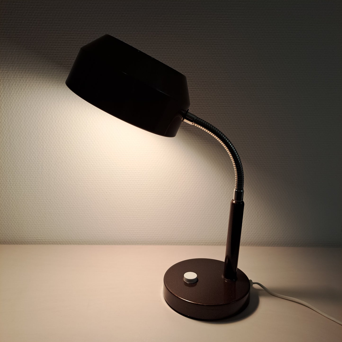 Valinte, ruskea pöytävalaisin