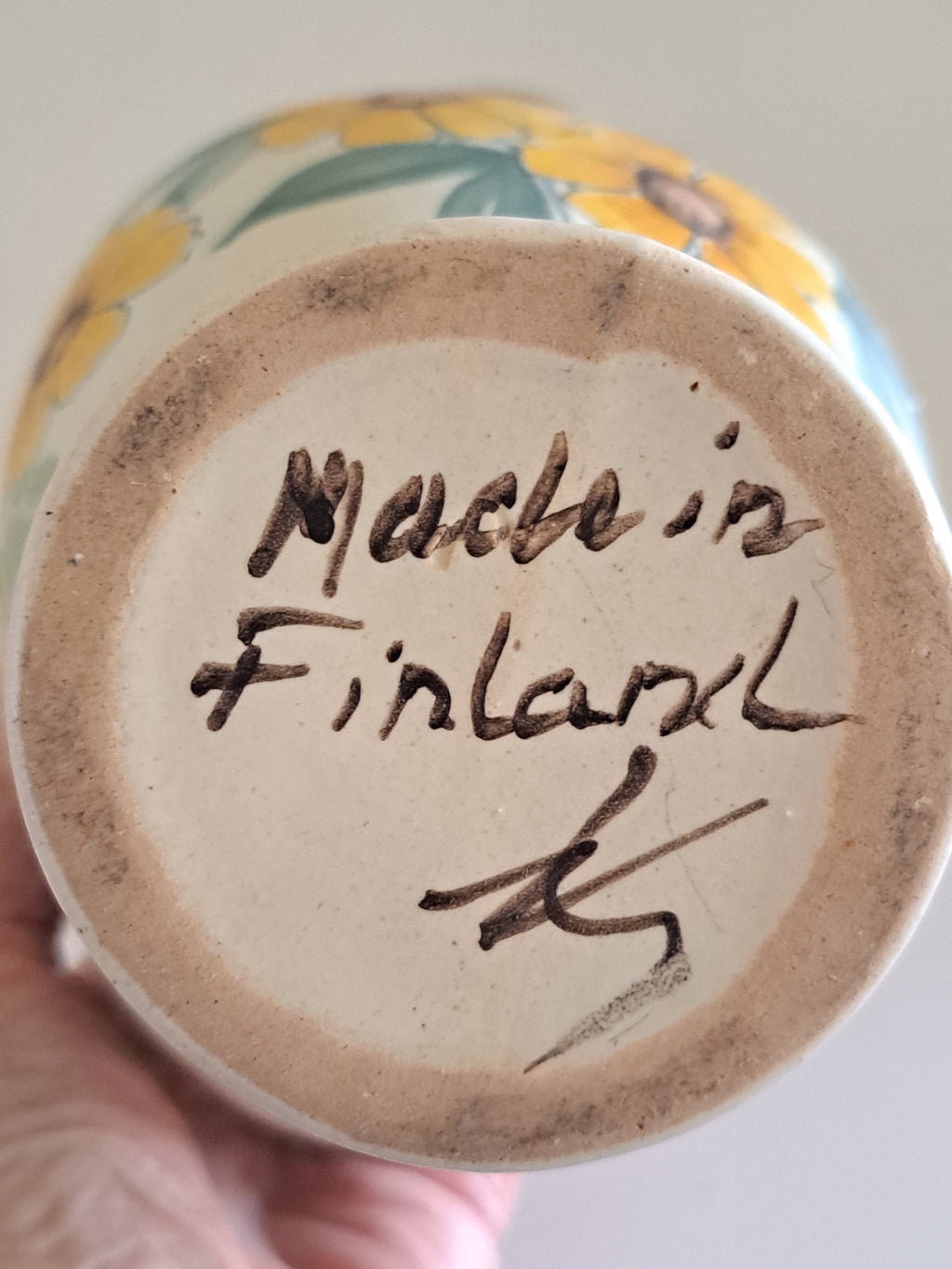Kupittaan Savi käsinmaalattu maljakko rottinkisangalla