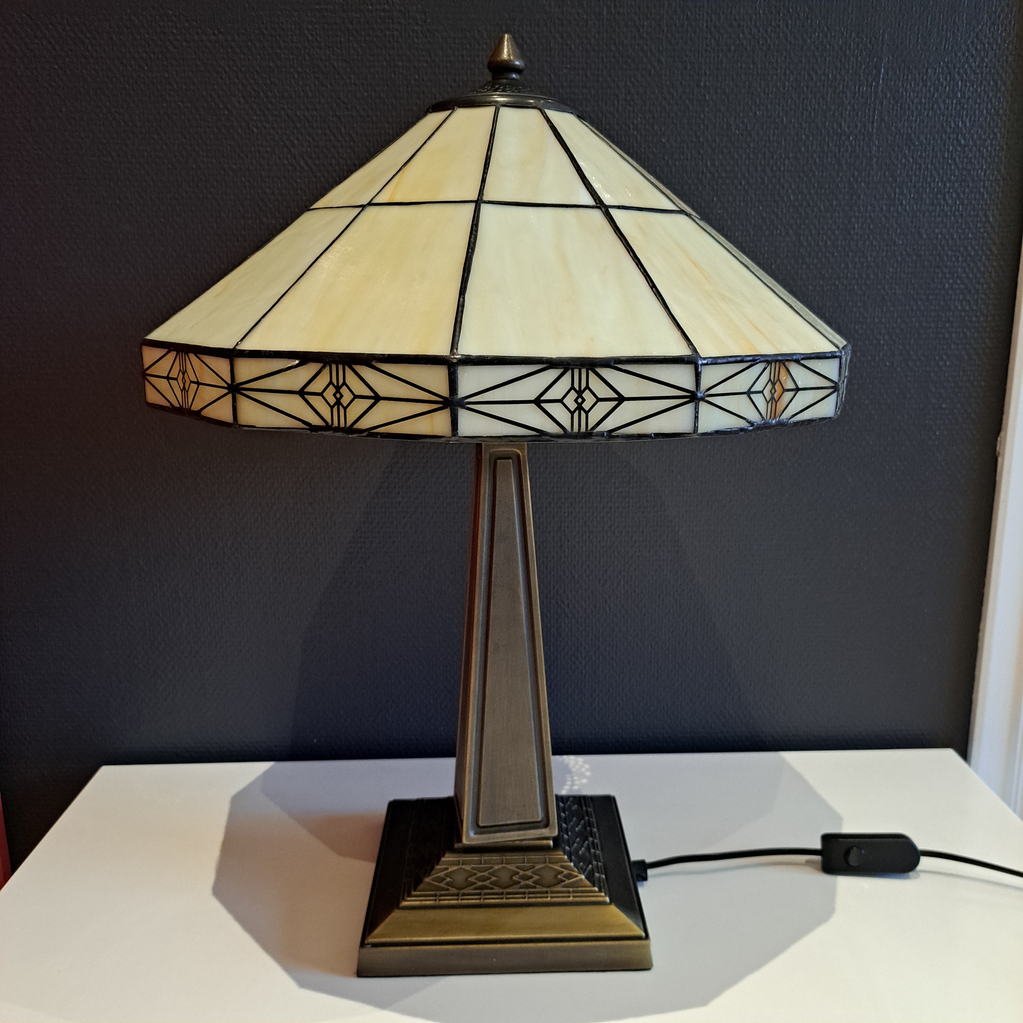 Tiffany-tyylinen, iso pöytävalaisin