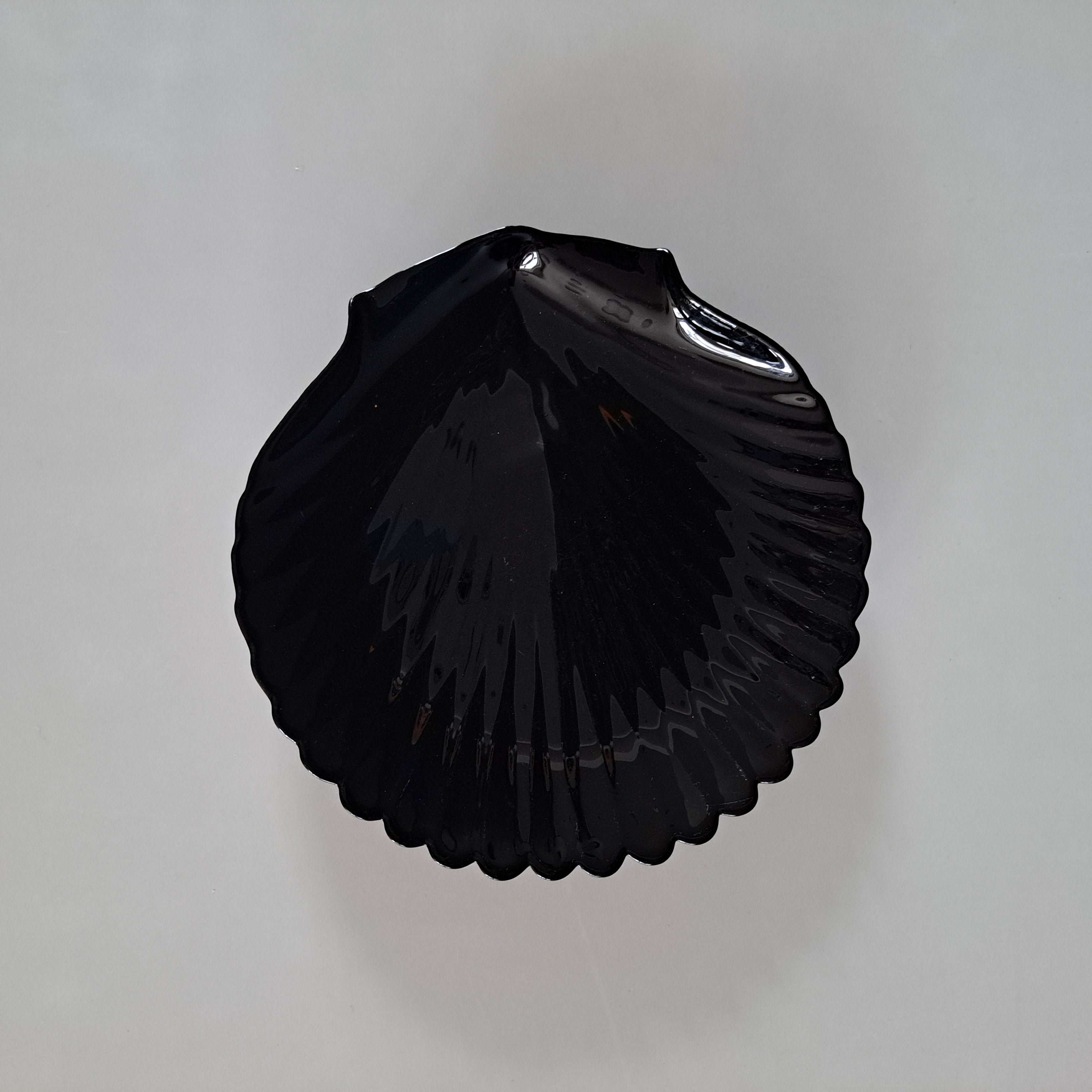 Clam plate, black