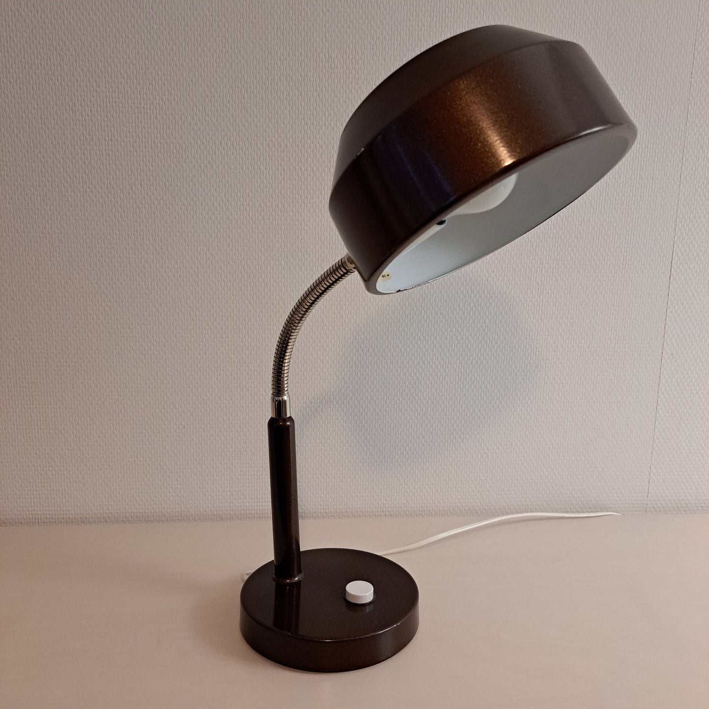 Valinte, ruskea pöytävalaisin