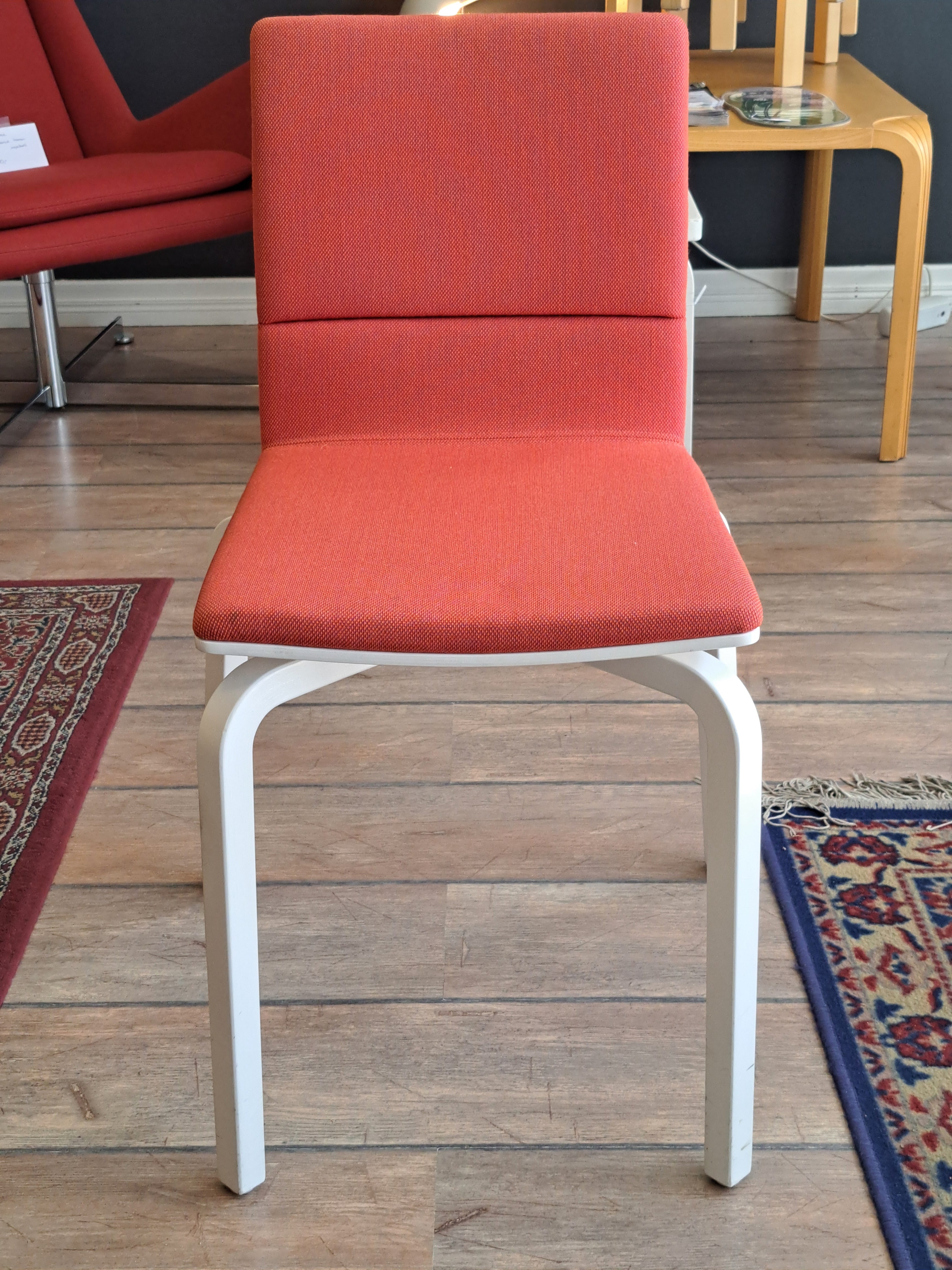 Artek Lento-tuoli, punainen tekstiiliverhoilu, Harri Koskinen, 2012