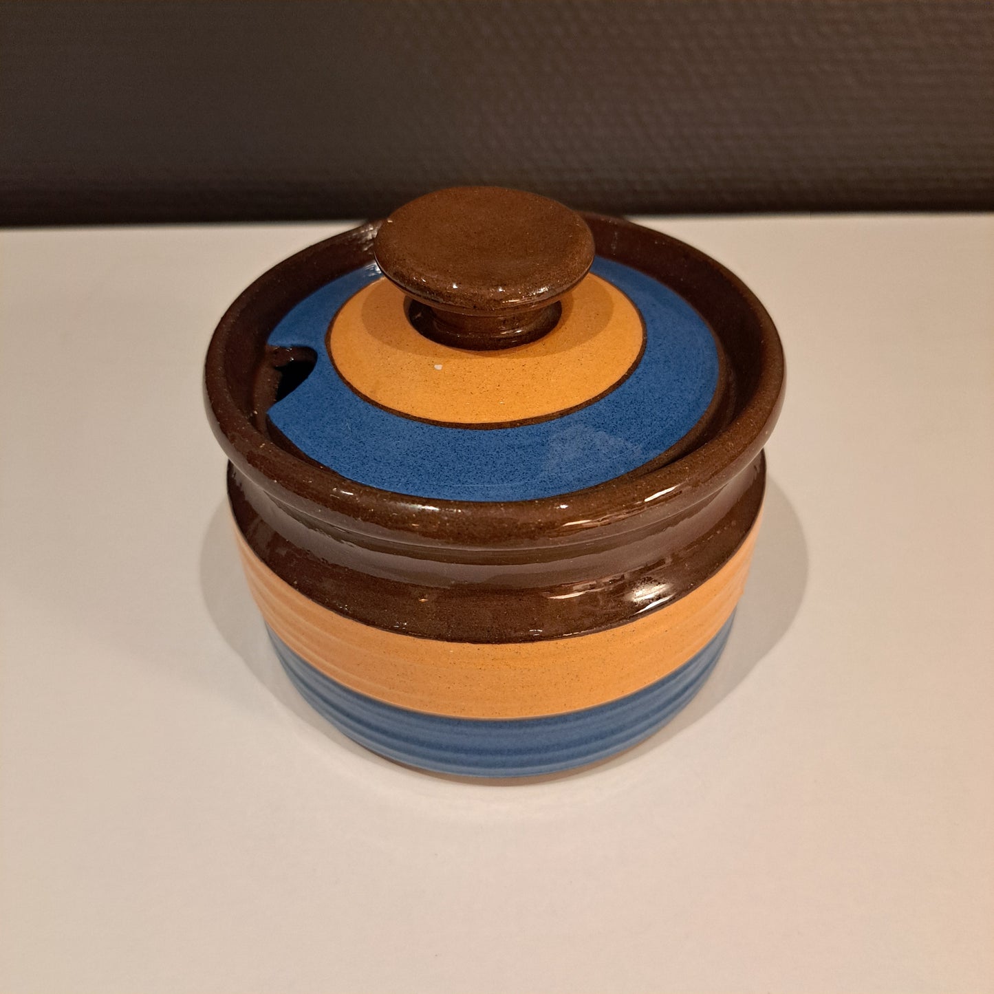 Kupittaan savi, kannellinen purnukka, raidallinen