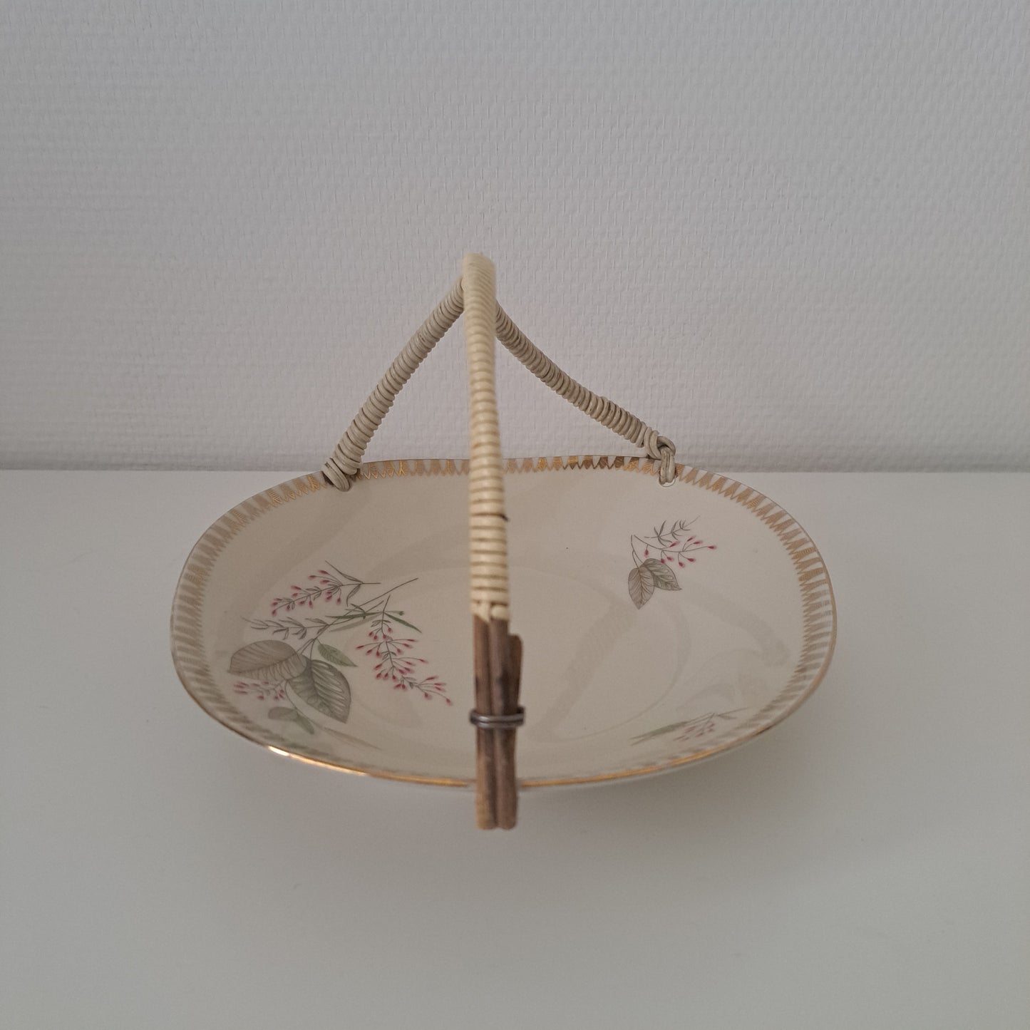 Vintage tarjoiluastia muovitetulla kantokahvalla