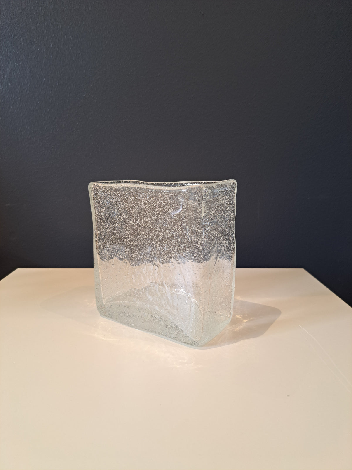 Nuutajärven Lasi 11cm korkea Iglu-maljakko, Oiva Toikka
