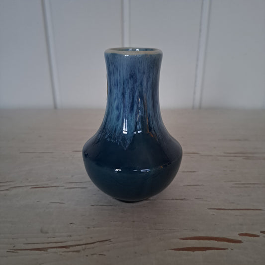 Kupittaan savi, pieni maljakko, sini-turkoosi