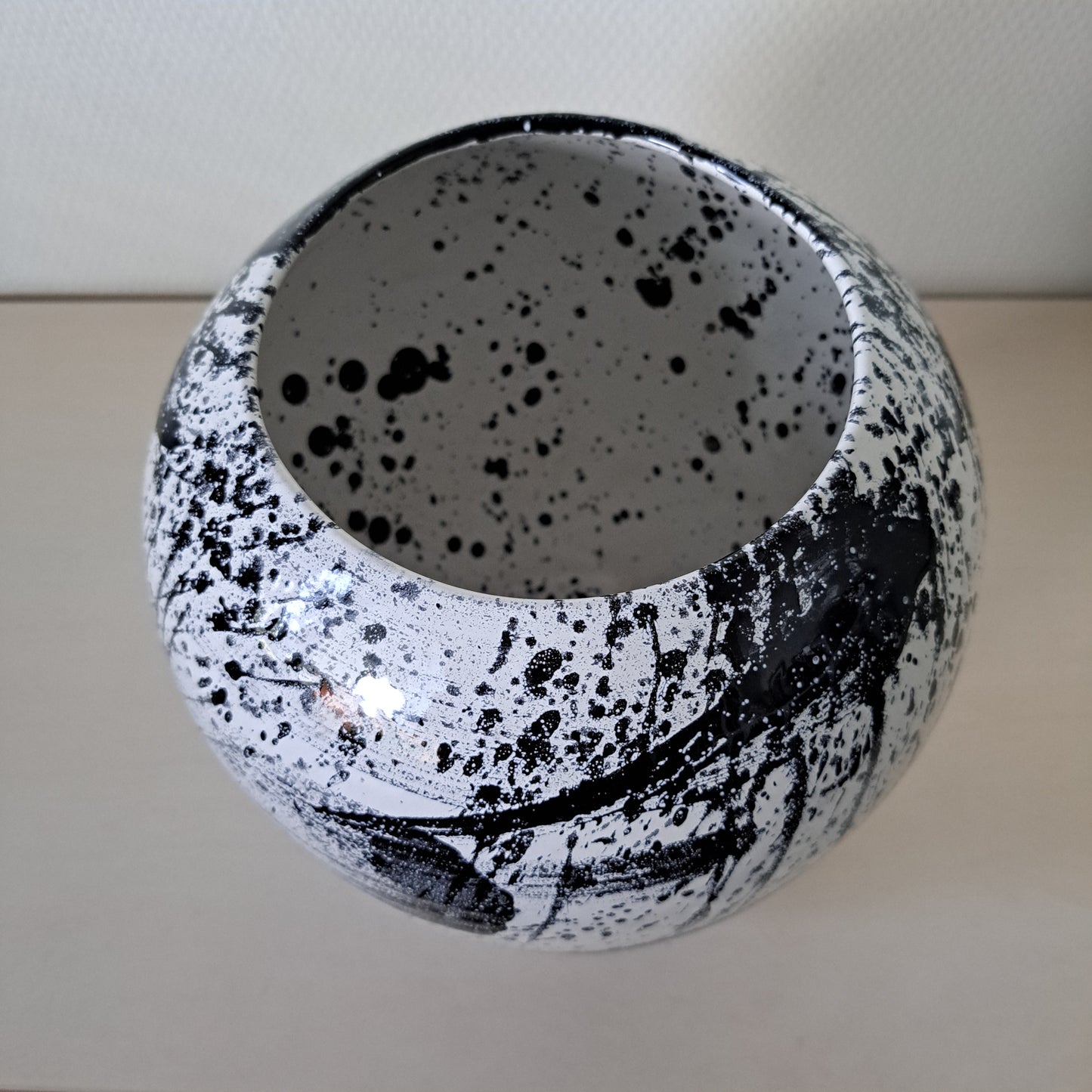 Musta-valkoinen maljakko