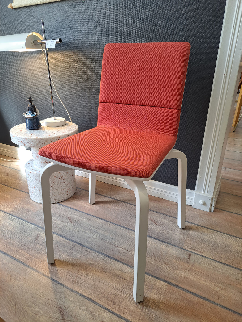 Artek Lento-tuoli, punainen tekstiiliverhoilu, Harri Koskinen, 2012
