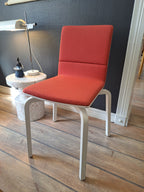 Artek Lento-tuoli, punainen tekstiiliverhoilu, Harri Koskinen, 2012