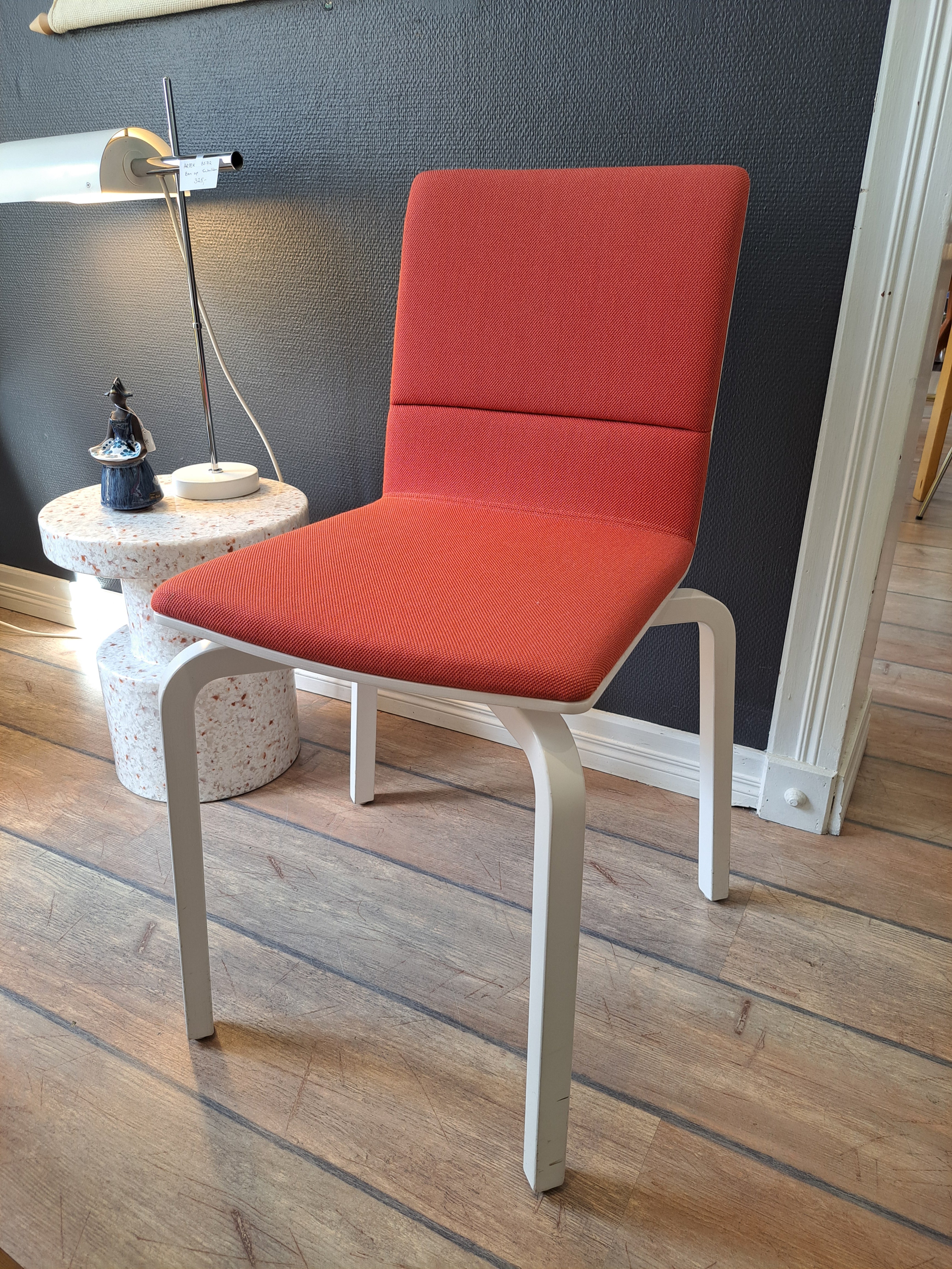 Artek Lento-tuoli, punainen tekstiiliverhoilu, Harri Koskinen, 2012