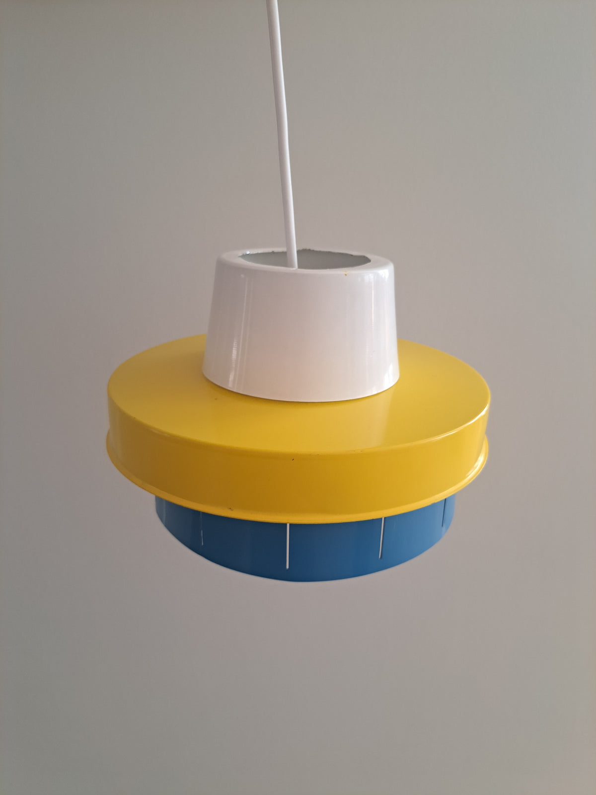 Värikäs metallinen retro-riippuvalaisin