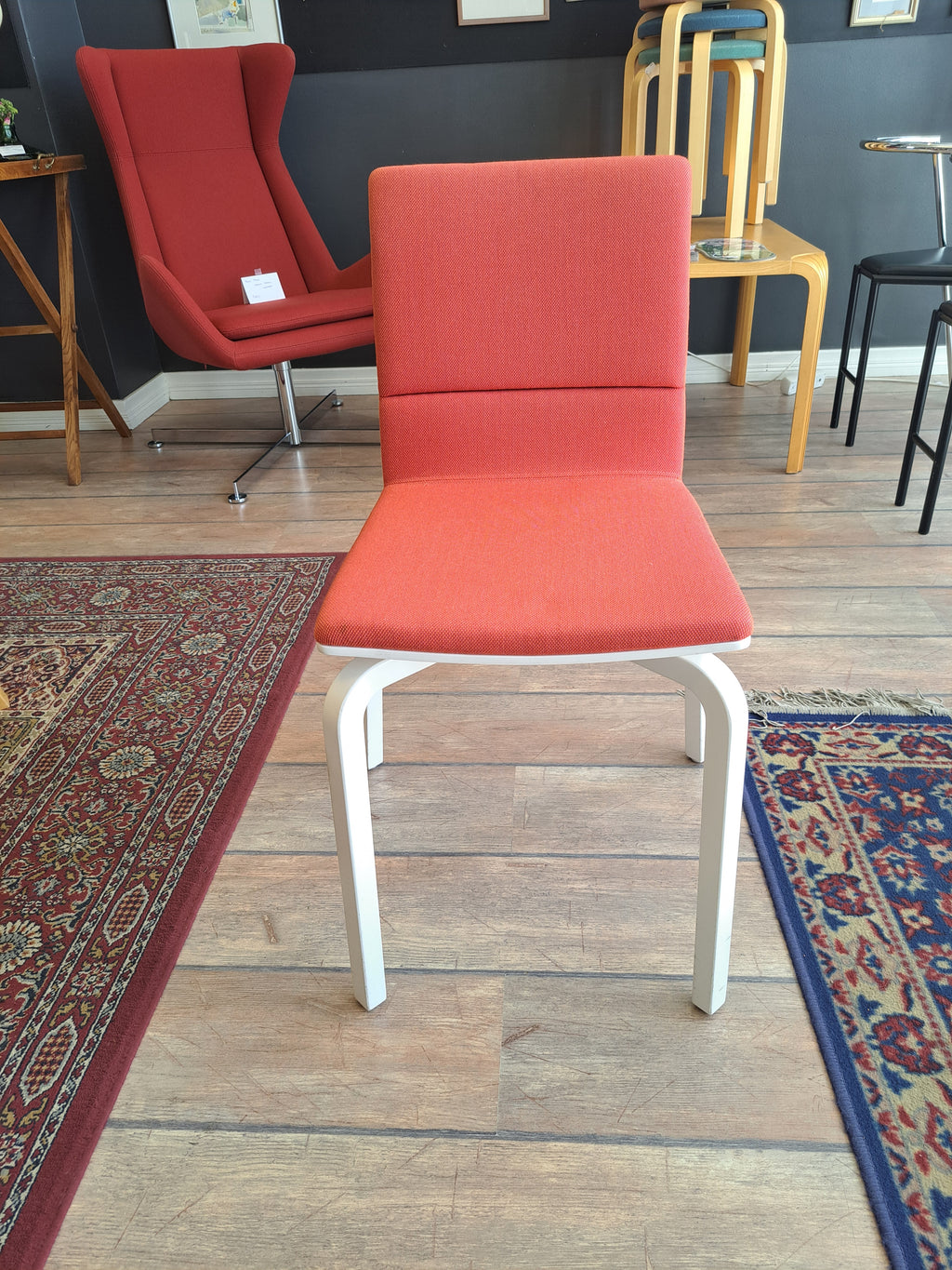 Artek Lento-tuoli, punainen tekstiiliverhoilu, Harri Koskinen, 2012