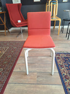 Artek Lento-tuoli, punainen tekstiiliverhoilu, Harri Koskinen, 2012