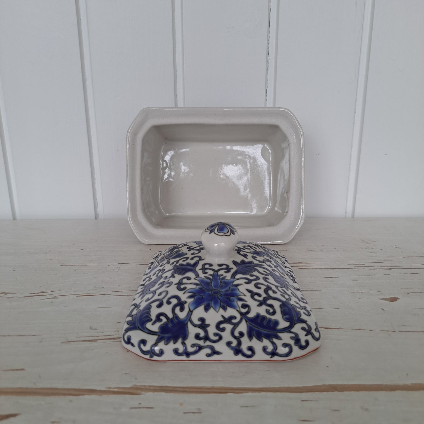 Sinisävyinen, kannellinen säilytyspurkki