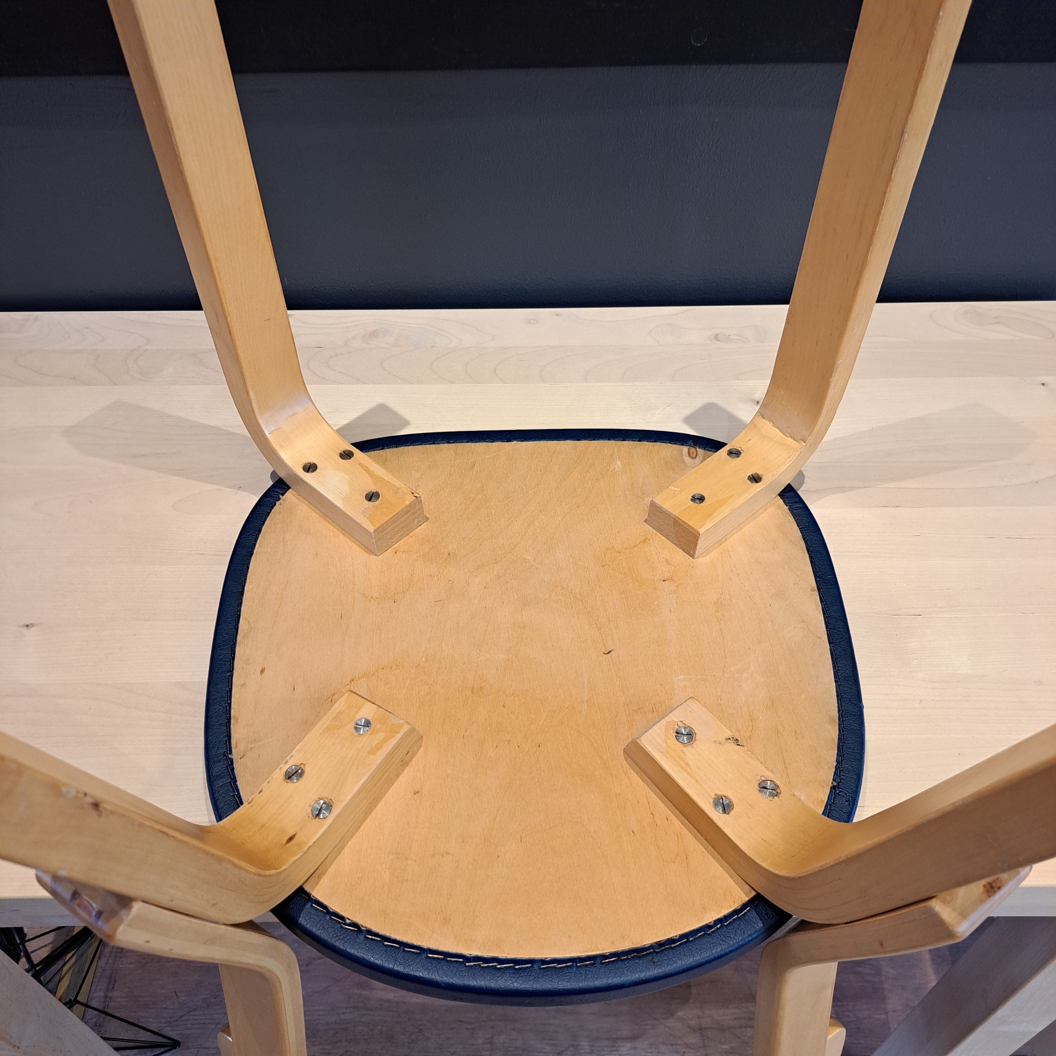 Artek, Aalto tuoli 69, sininen kerni